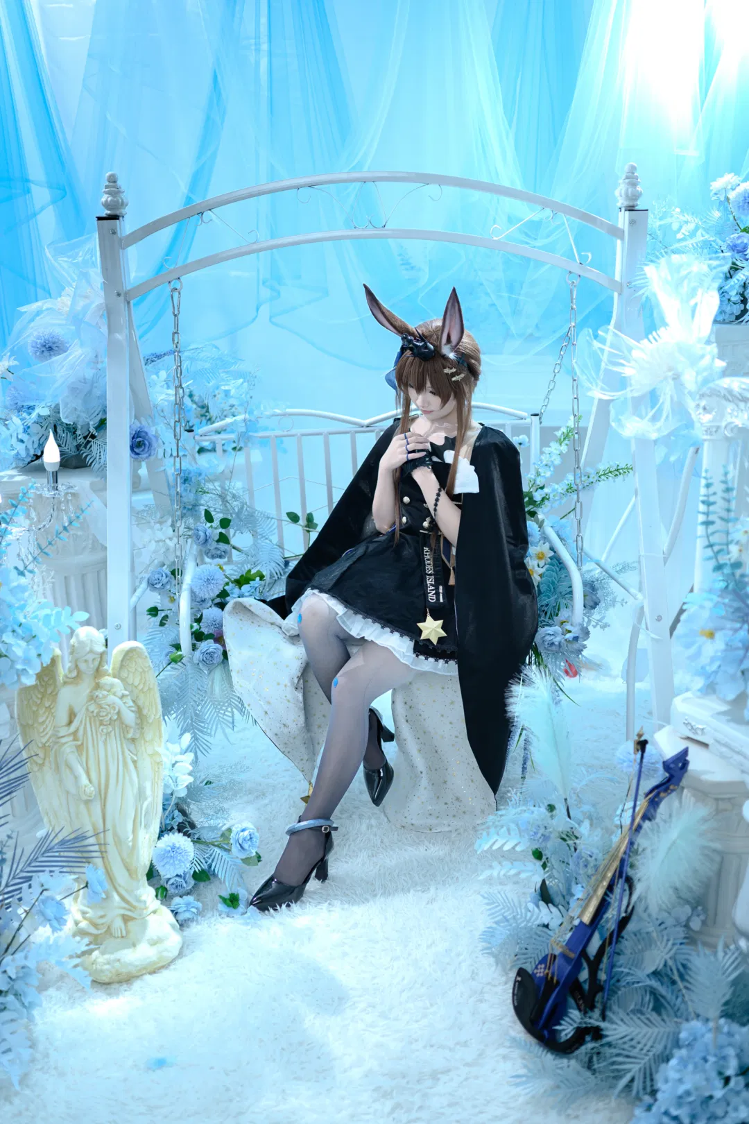 【阿米娅cos】明日方舟蓝白花海中的提琴兔耳少女 - 第 3 张