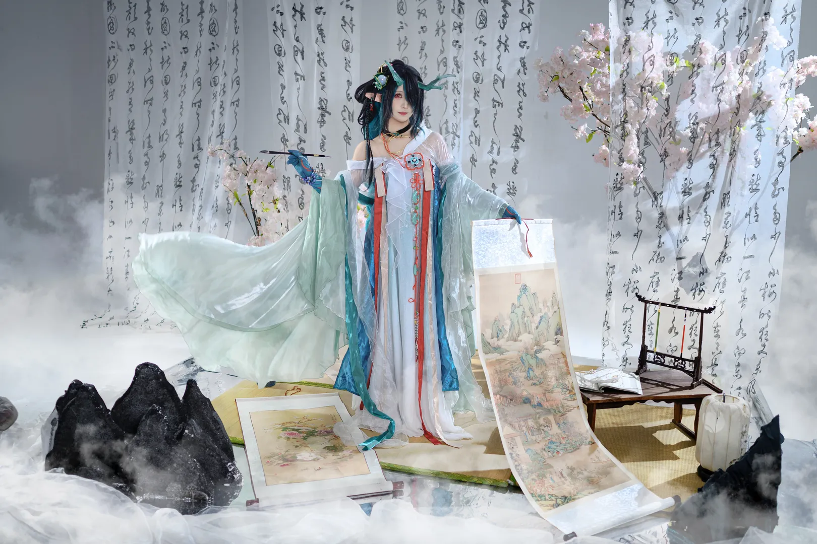 【夕cos】明日方舟裡的清冷水墨，青綠薄紗與龍角髮飾的國風演繹 - 第 1 張