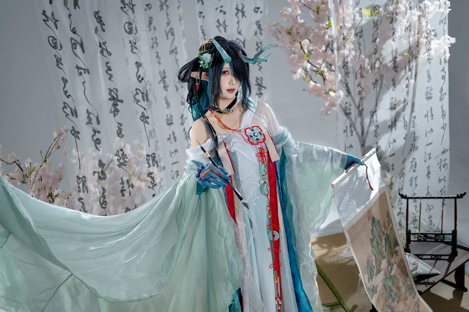 【夕cos】明日方舟裡的清冷水墨，青綠薄紗與龍角髮飾的國風演繹 - 第 2 張
