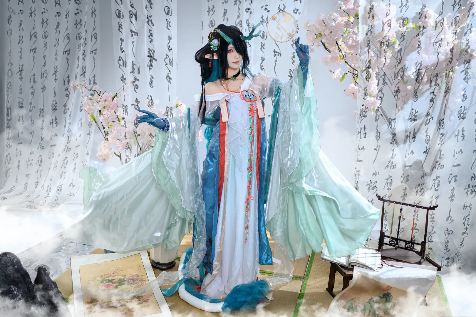【夕cos】明日方舟裡的清冷水墨，青綠薄紗與龍角髮飾的國風演繹 - 第 3 張