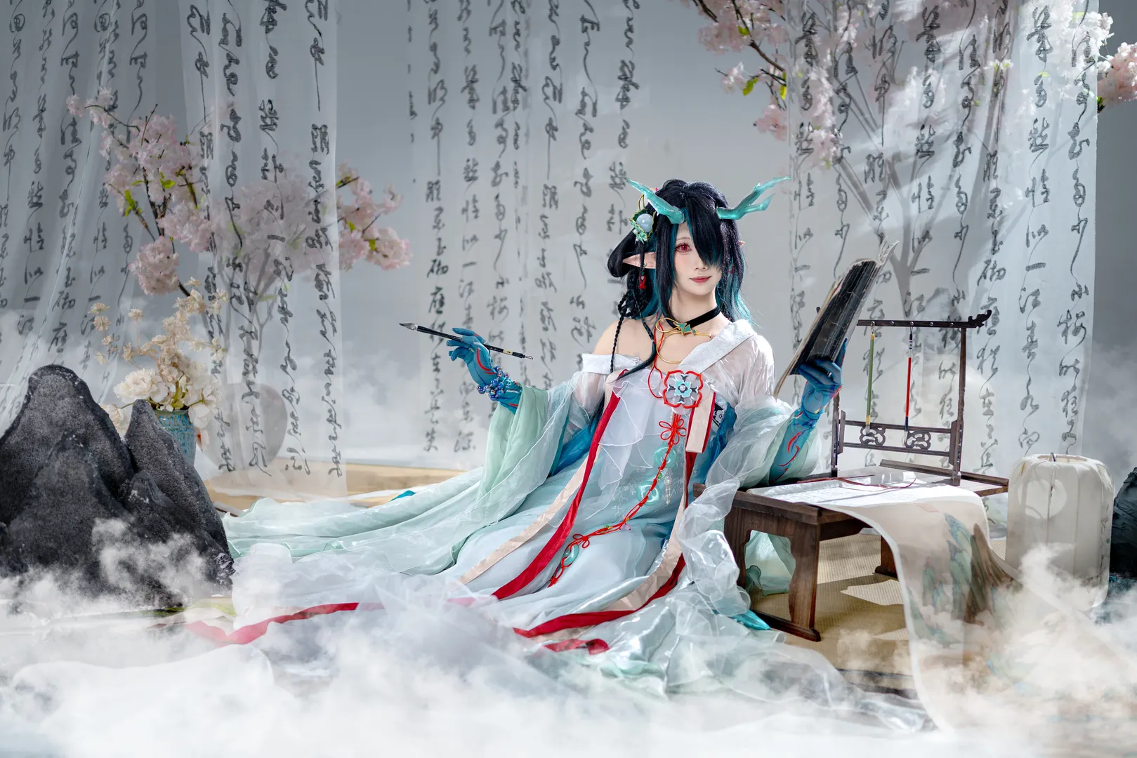 【夕cos】明日方舟裡的清冷水墨，青綠薄紗與龍角髮飾的國風演繹 - 第 4 張
