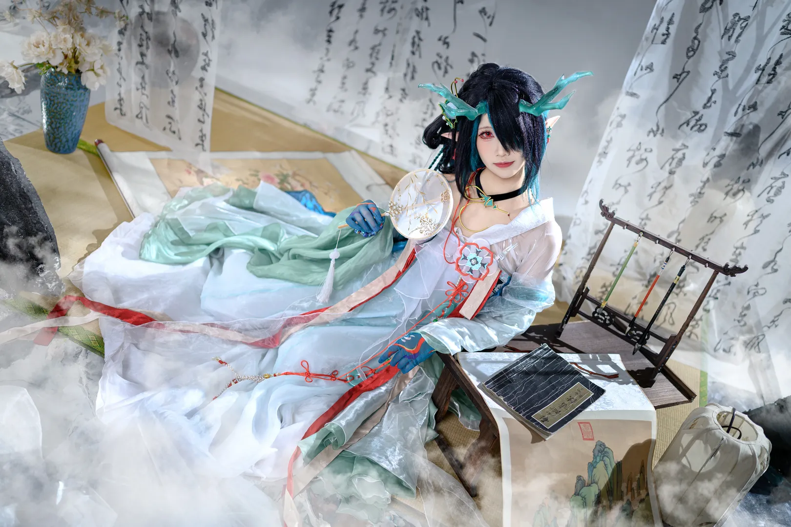 【夕cos】明日方舟裡的清冷水墨，青綠薄紗與龍角髮飾的國風演繹 - 第 5 張