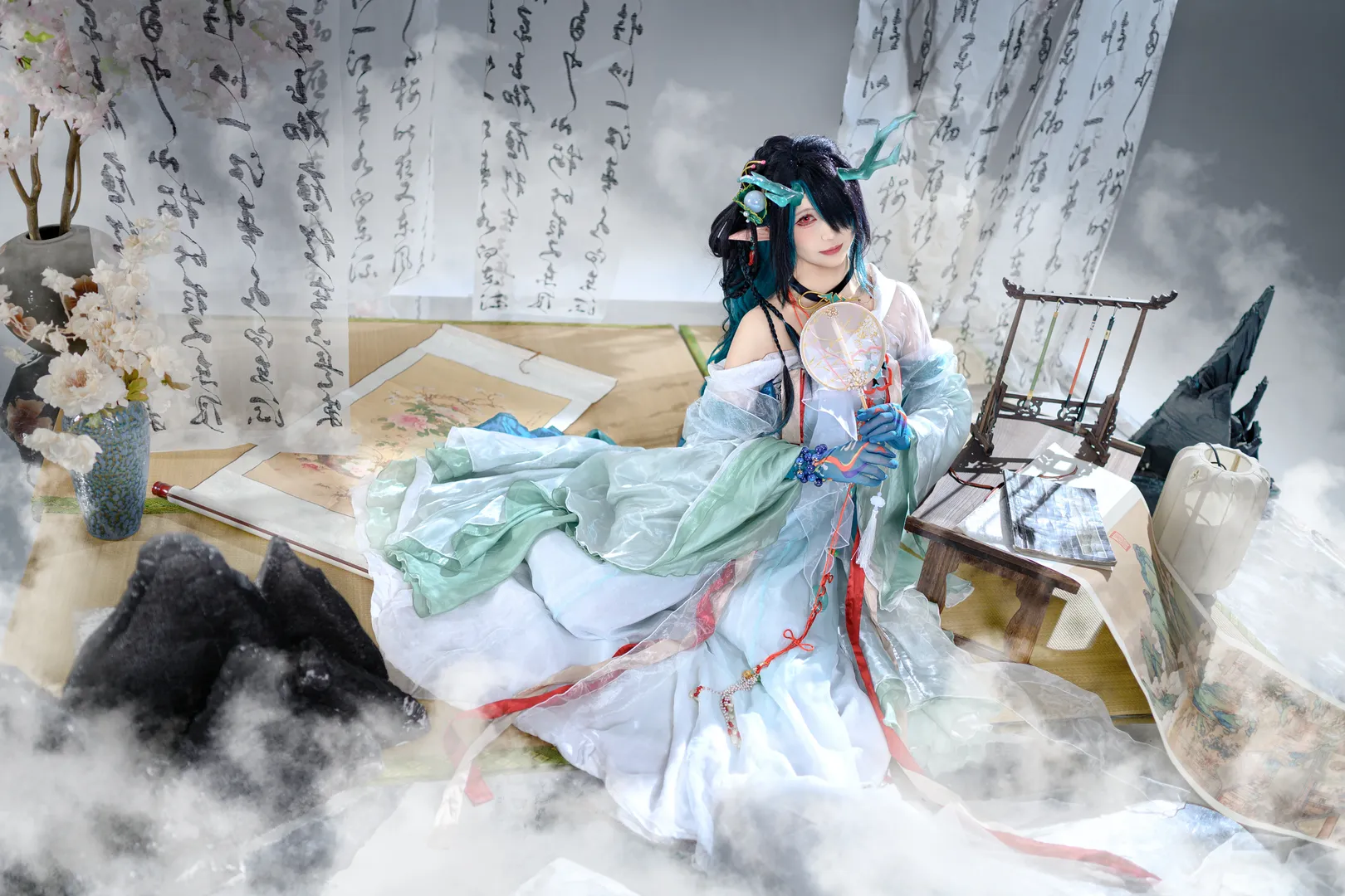 【夕cos】明日方舟裡的清冷水墨，青綠薄紗與龍角髮飾的國風演繹 - 第 6 張