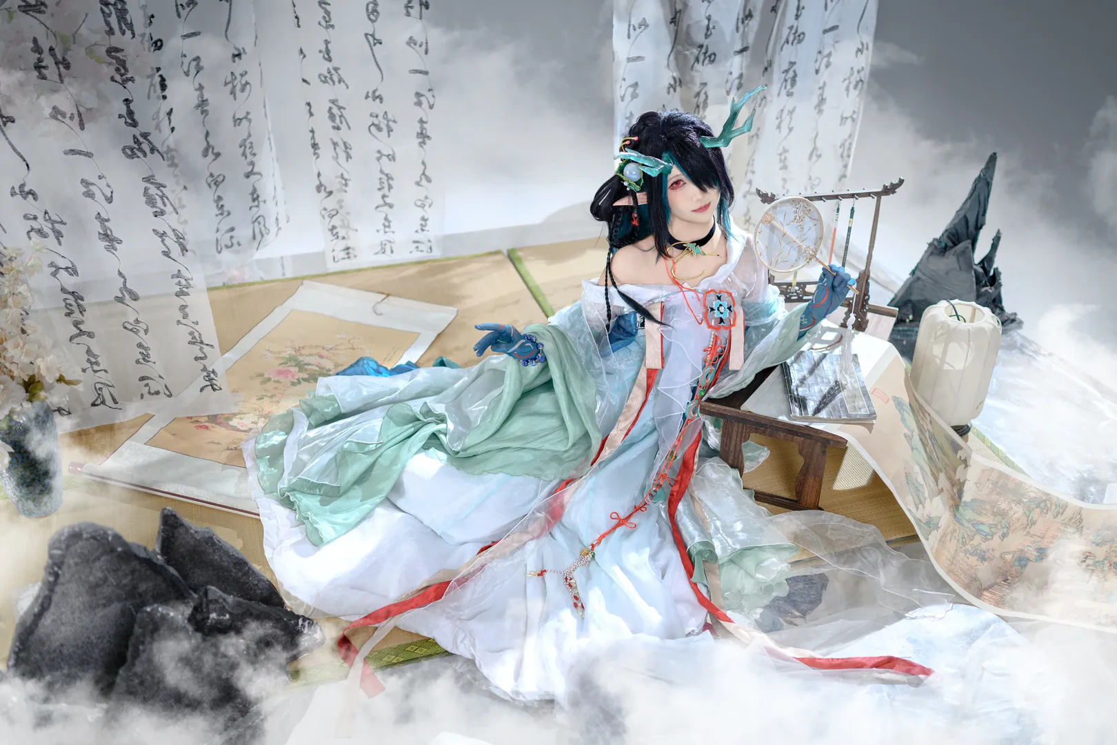 【夕cos】明日方舟裡的清冷水墨，青綠薄紗與龍角髮飾的國風演繹 - 第 8 張