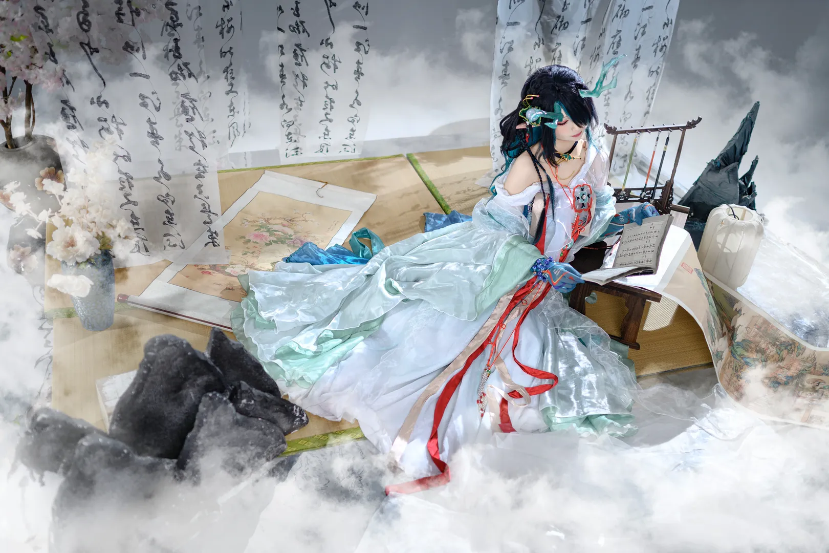 【夕cos】明日方舟裡的清冷水墨，青綠薄紗與龍角髮飾的國風演繹 - 第 9 張