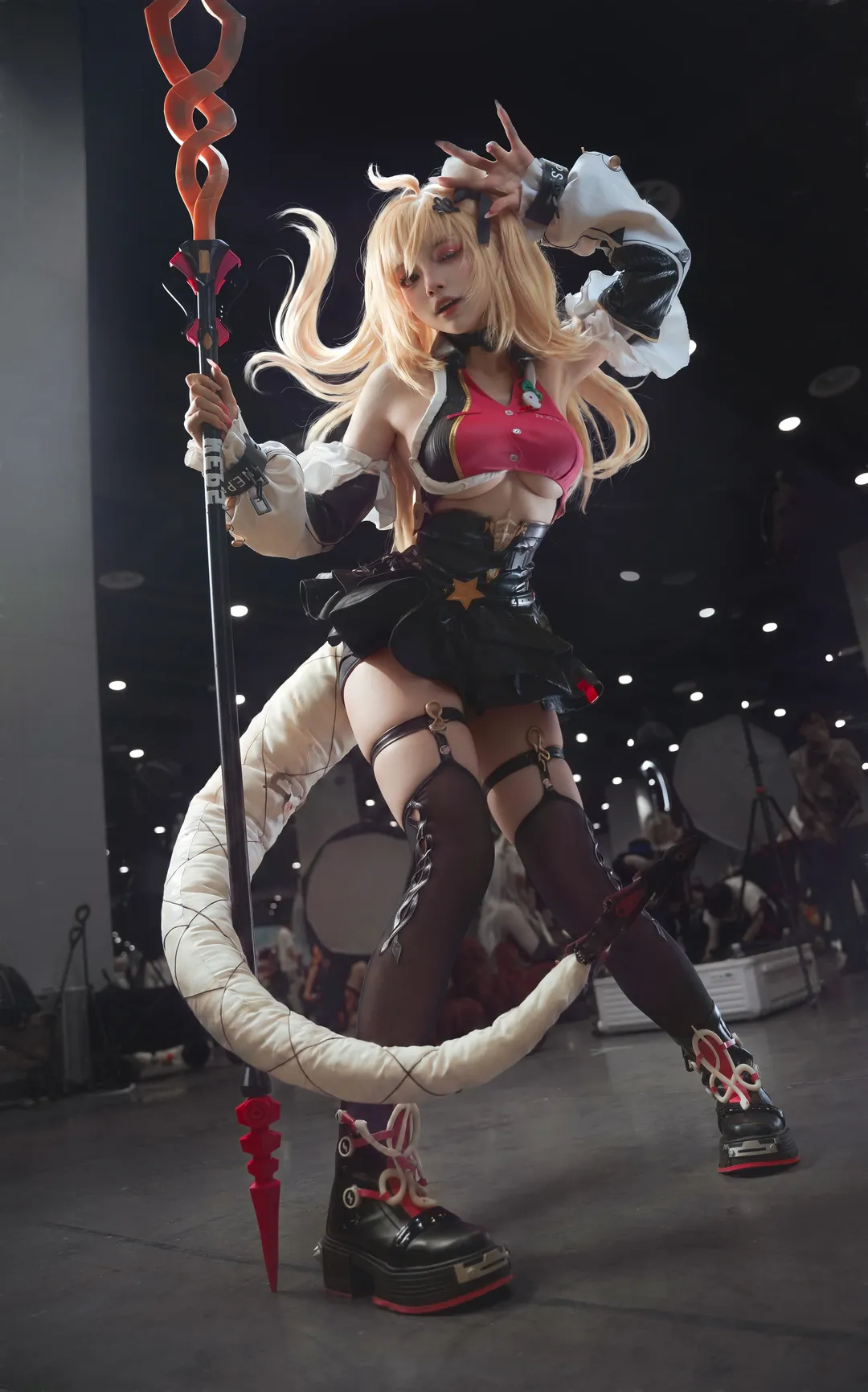 【希希芙cos】絕區零裡的蛇女，道具和服裝真的太有挑戰性了 - 第 1 張