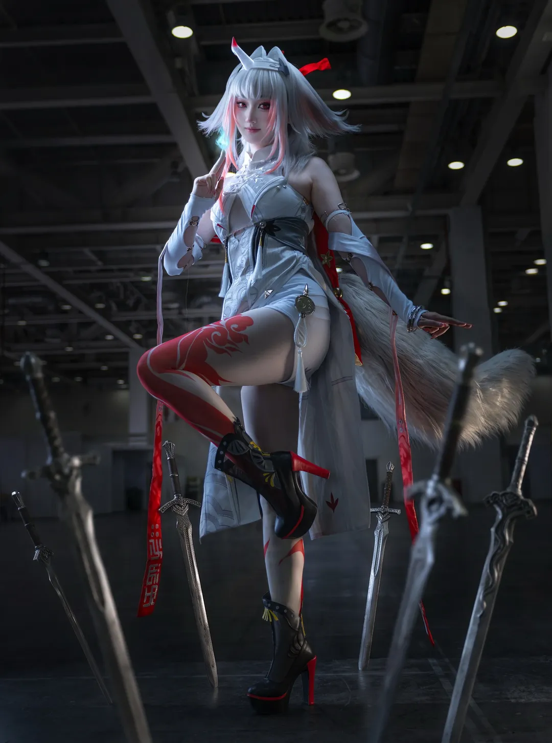 【叶瞬光cos】绝区零冷艳场照，剑阵构图与服装细节分享 - 第 1 张