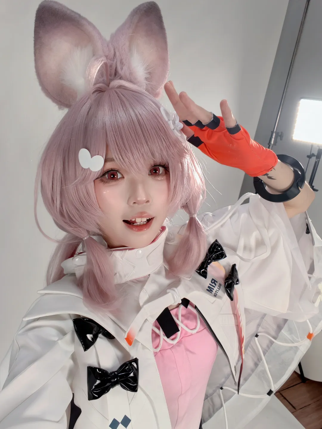 【珊比cos】明日方舟的兽耳少女，自拍居然忘带萝卜了 - 第 2 张