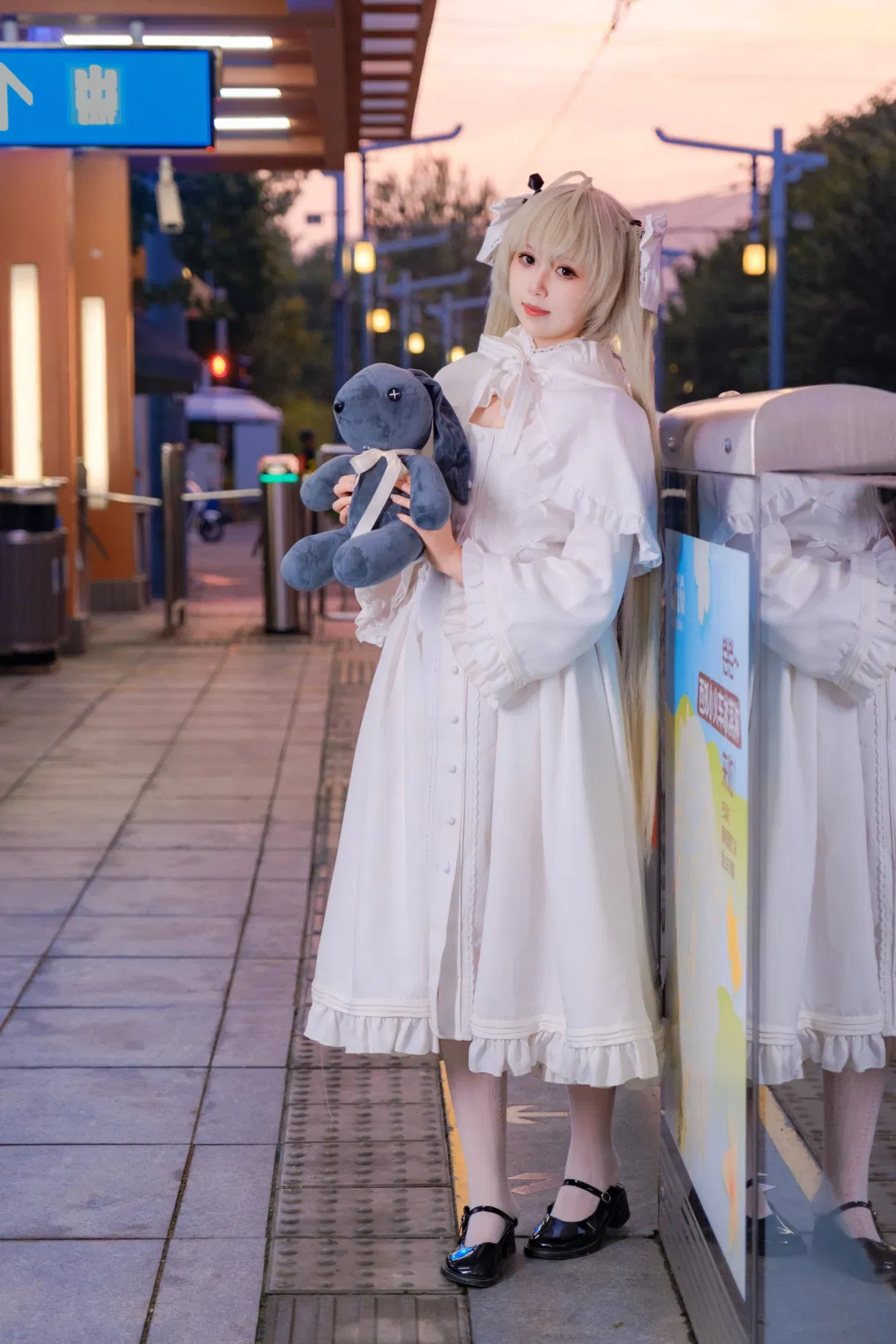 【春日野穹cos】黄昏电车与晚霞下的白丝洛丽塔外拍 - 第 12 张