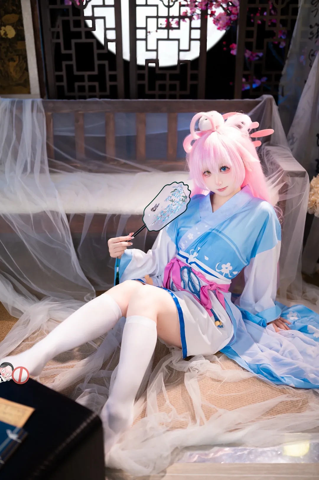 【小鸟游星野cos】蔚蓝档案国风造型，蓝白裙装与白丝的温柔碰撞 - 第 1 张