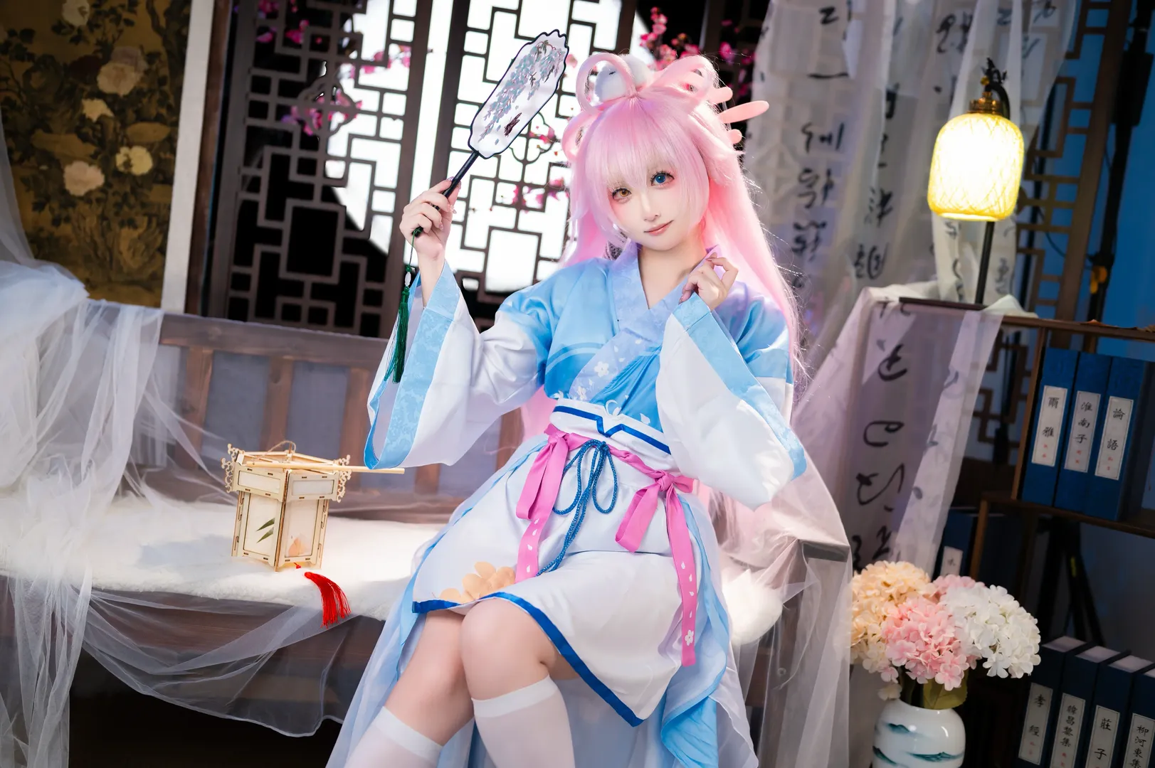 【小鸟游星野cos】蔚蓝档案国风造型，蓝白裙装与白丝的温柔碰撞 - 第 2 张