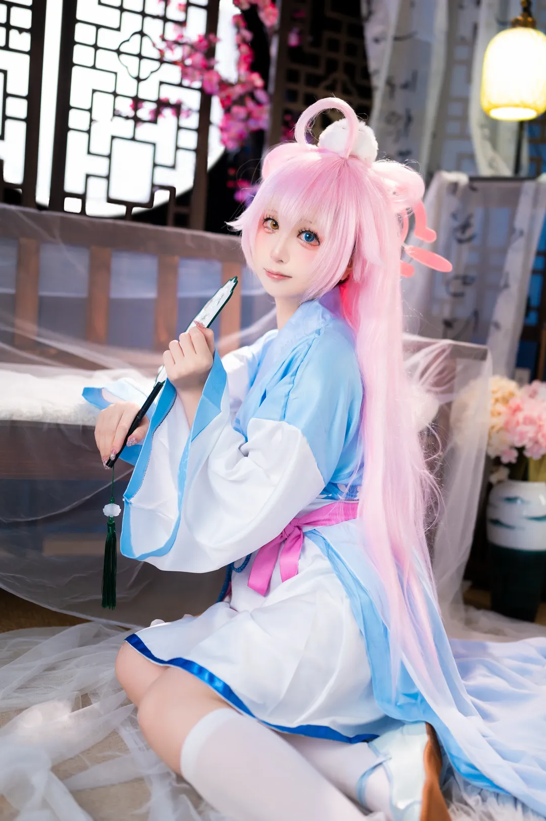 【小鸟游星野cos】蔚蓝档案国风造型，蓝白裙装与白丝的温柔碰撞 - 第 3 张