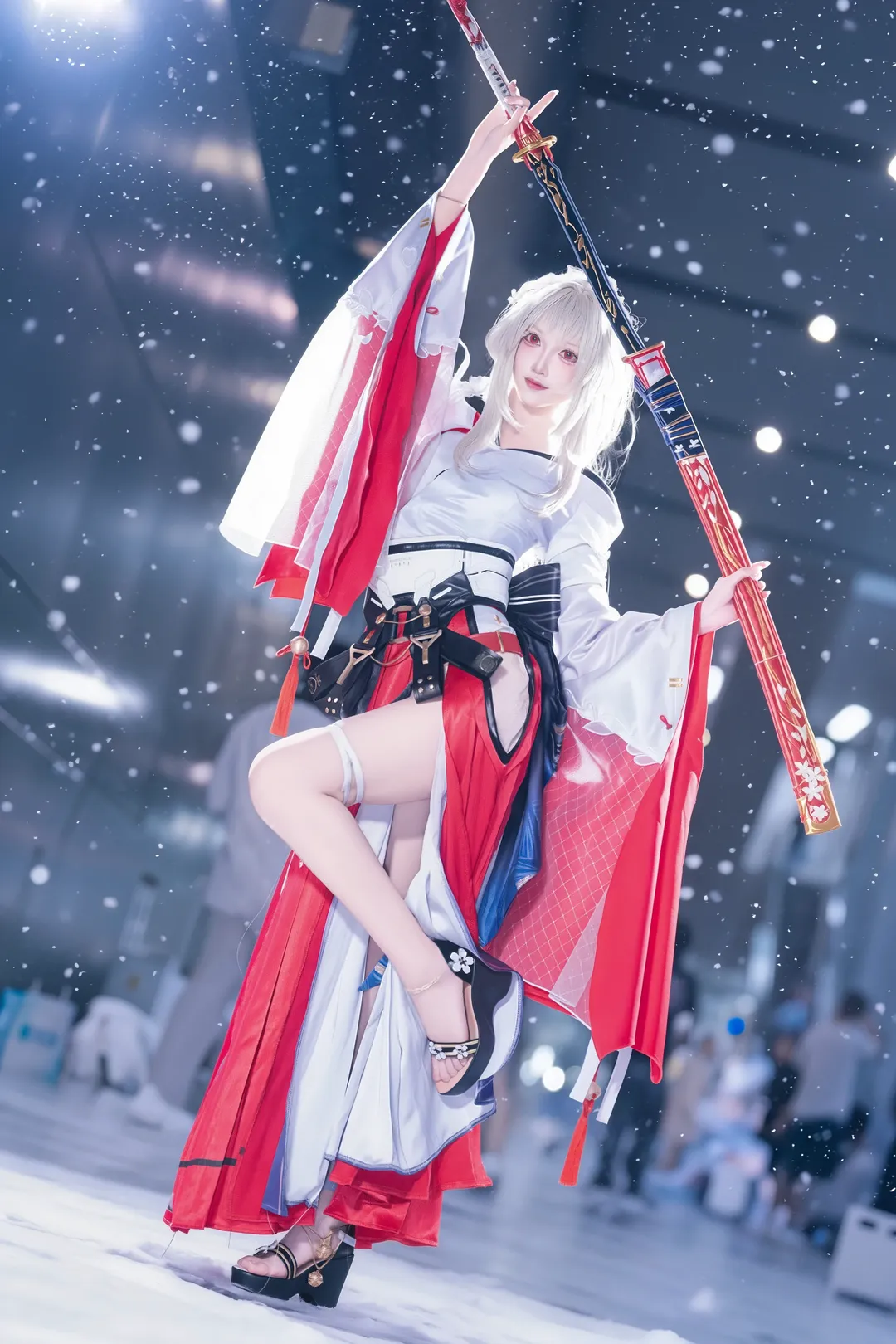 【緋雪cos】鳴潮紅白和風戰袍，雪地裡的長刀客 - 第 1 張