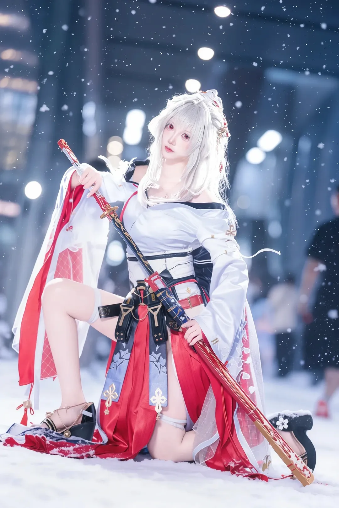 【緋雪cos】鳴潮紅白和風戰袍，雪地裡的長刀客 - 第 3 張