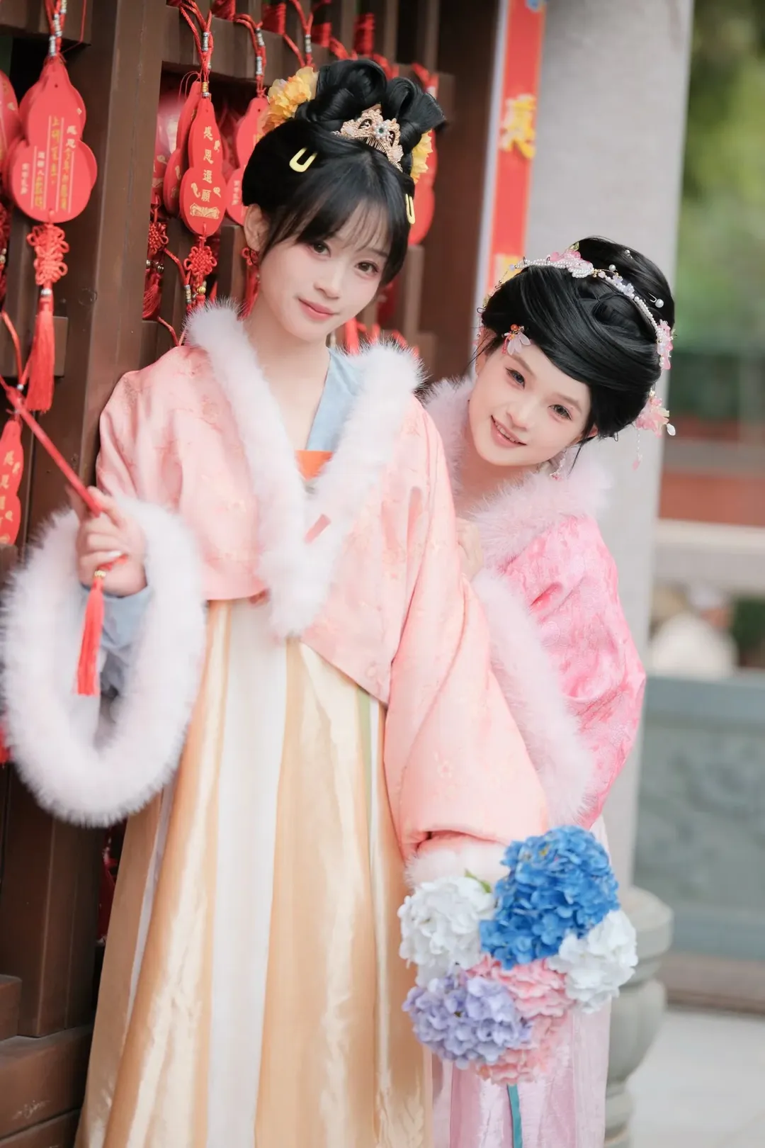 冬日粉色汉服闺蜜双人正片 祈福牌下的古风岁月