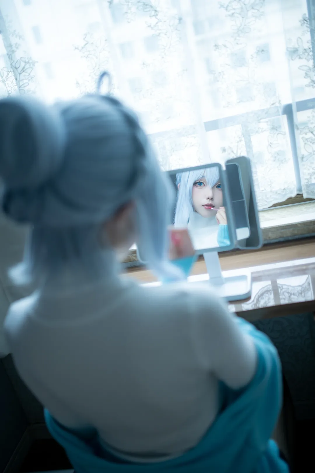 【雪女cos】淺藍假髮搭配白毛衣黑絲，室內冷調氛圍感 - 第 6 張
