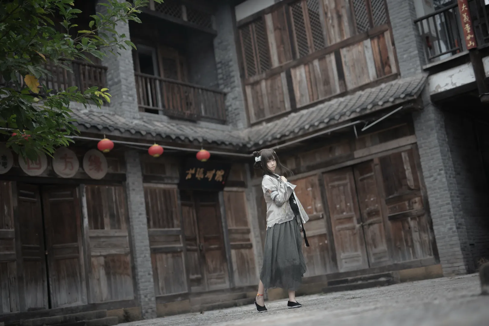 满穗cos，在重庆老街实景演绎饿殍明末行千里 - 第 1 张