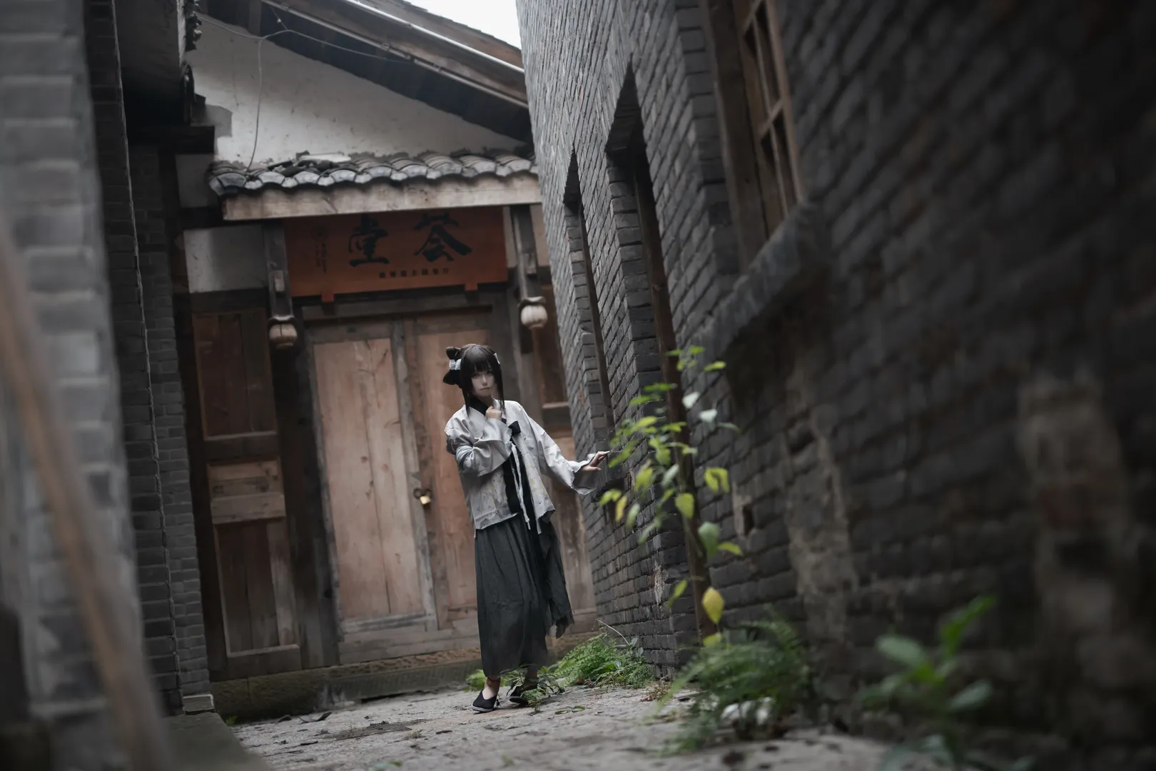 满穗cos，在重庆老街实景演绎饿殍明末行千里 - 第 2 张