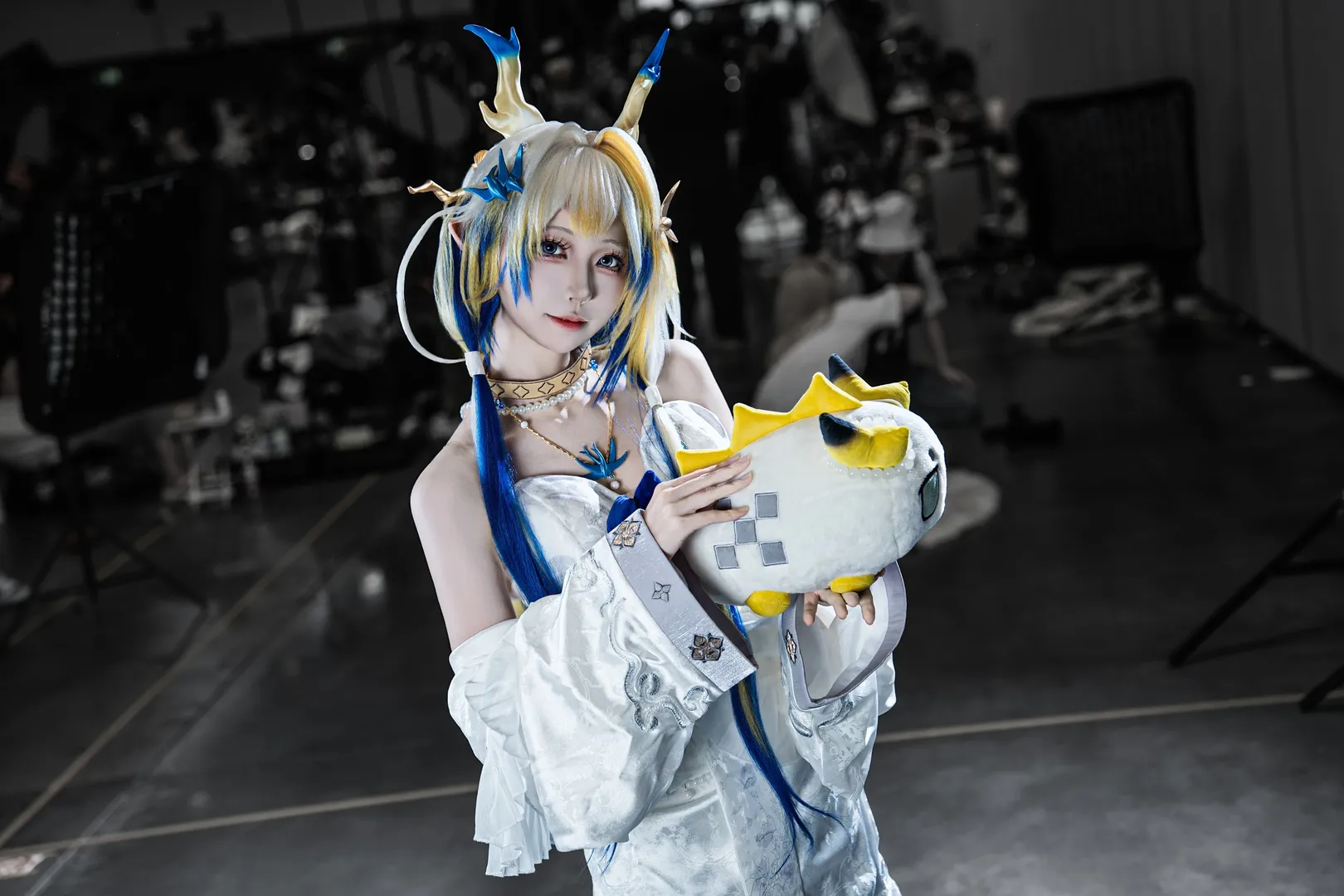 【黍cos】明日方舟 黍，折扇轻舞的白蓝倩影 - 第 10 张