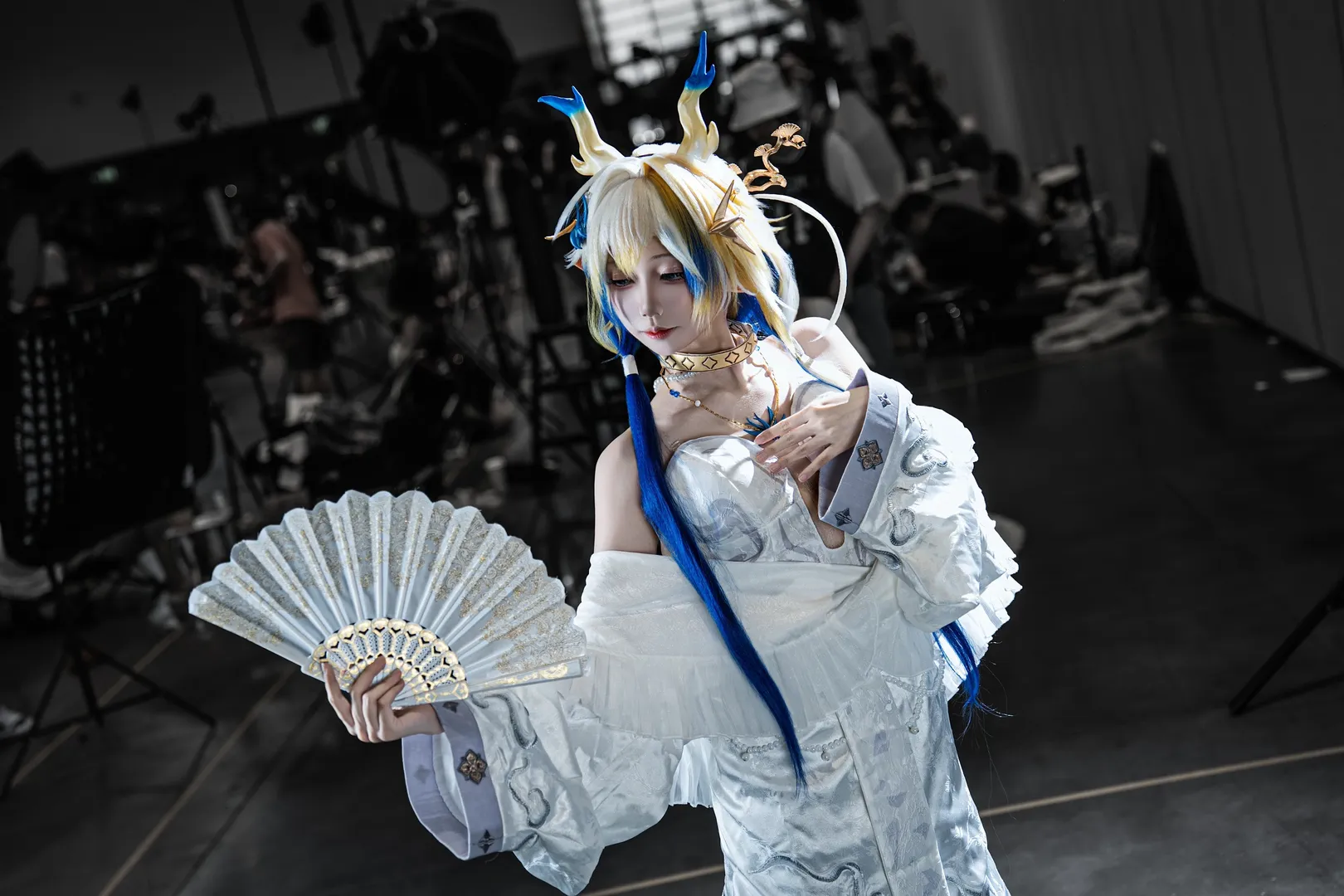 【黍cos】明日方舟 黍，折扇轻舞的白蓝倩影 - 第 4 张