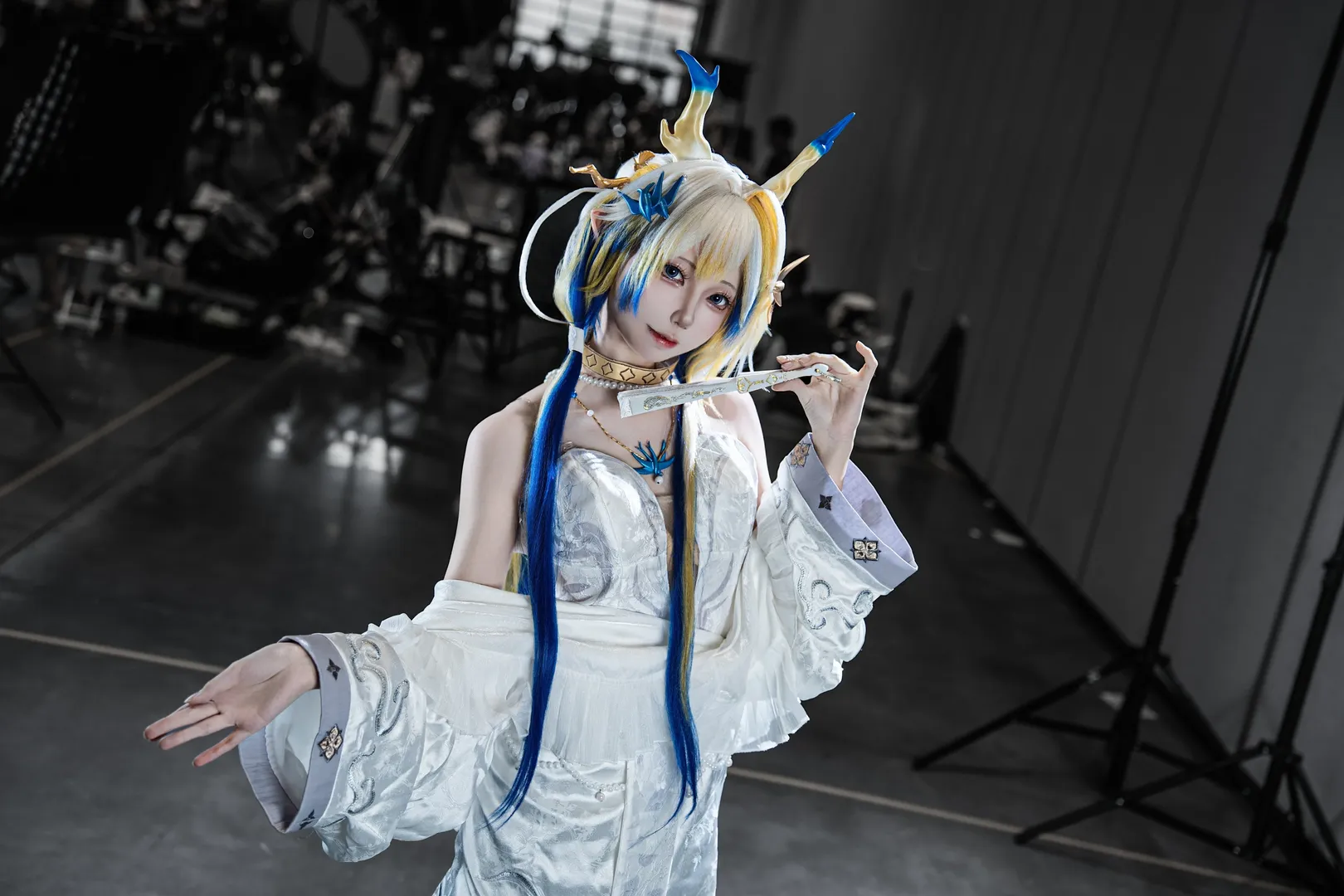 【黍cos】明日方舟 黍，折扇轻舞的白蓝倩影 - 第 7 张