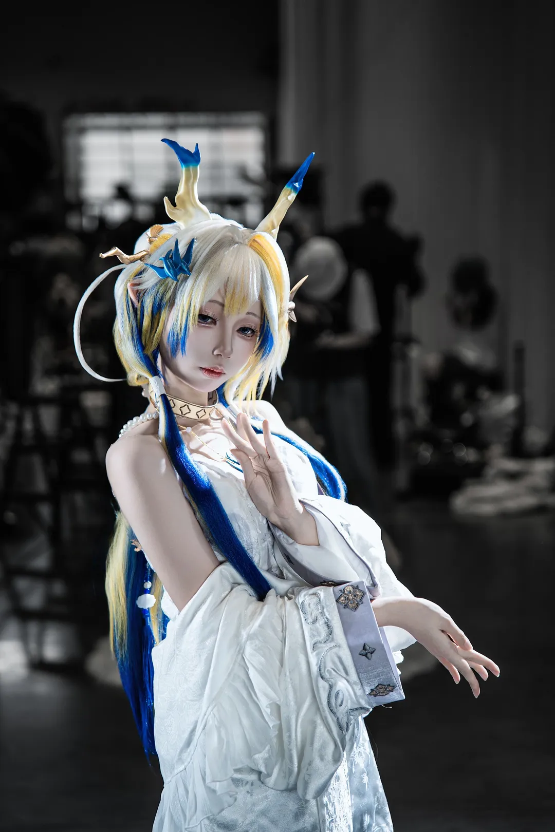 【黍cos】明日方舟 黍，折扇轻舞的白蓝倩影 - 第 8 张