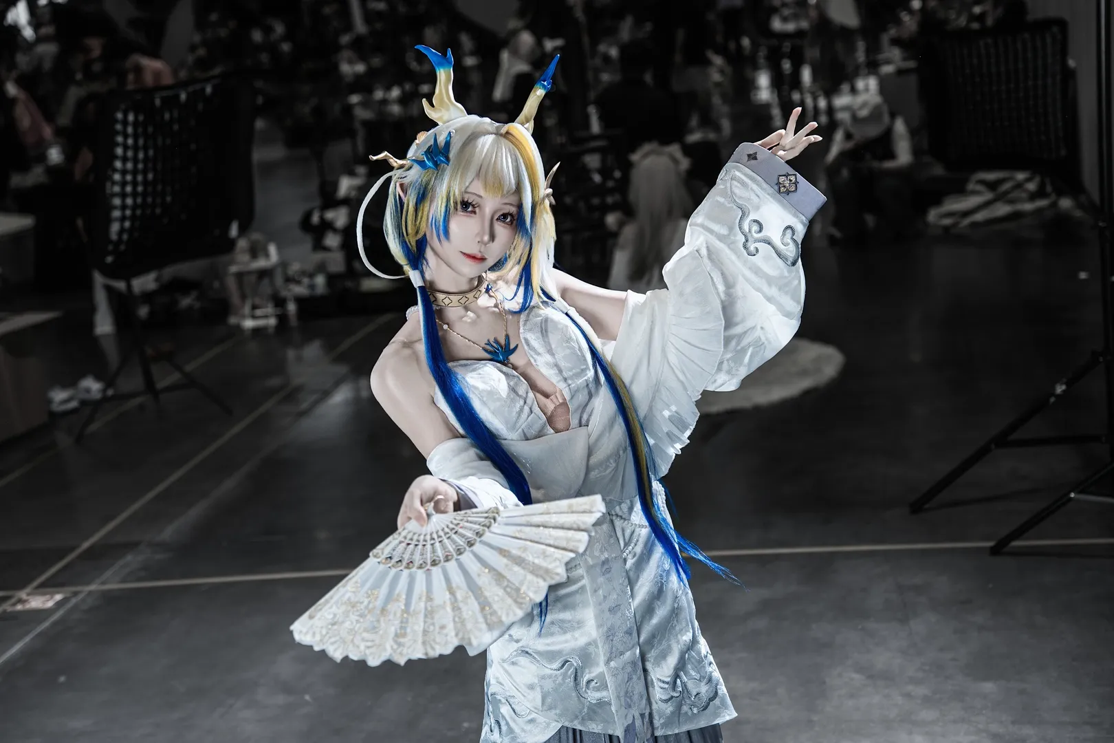 【黍cos】明日方舟漫展場照，藍金長髮與白藍長裙的視覺張力 - 第 2 張