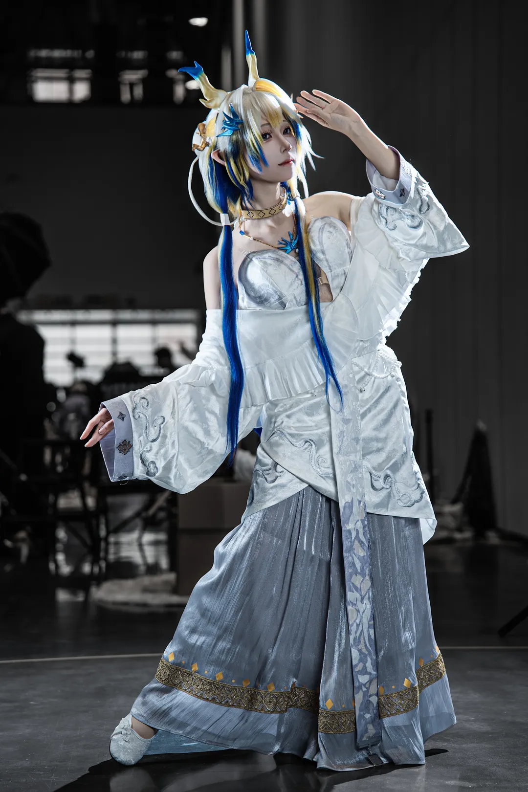 【黍cos】明日方舟漫展場照，藍金長髮與白藍長裙的視覺張力 - 第 6 張