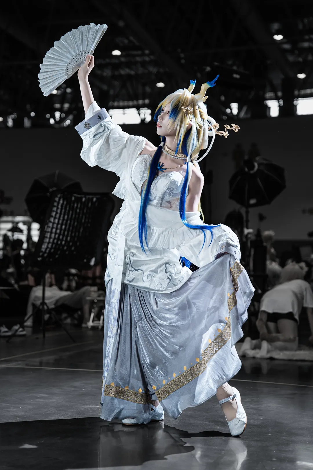 【黍cos】明日方舟漫展場照，藍金長髮與白藍長裙的視覺張力 - 第 7 張