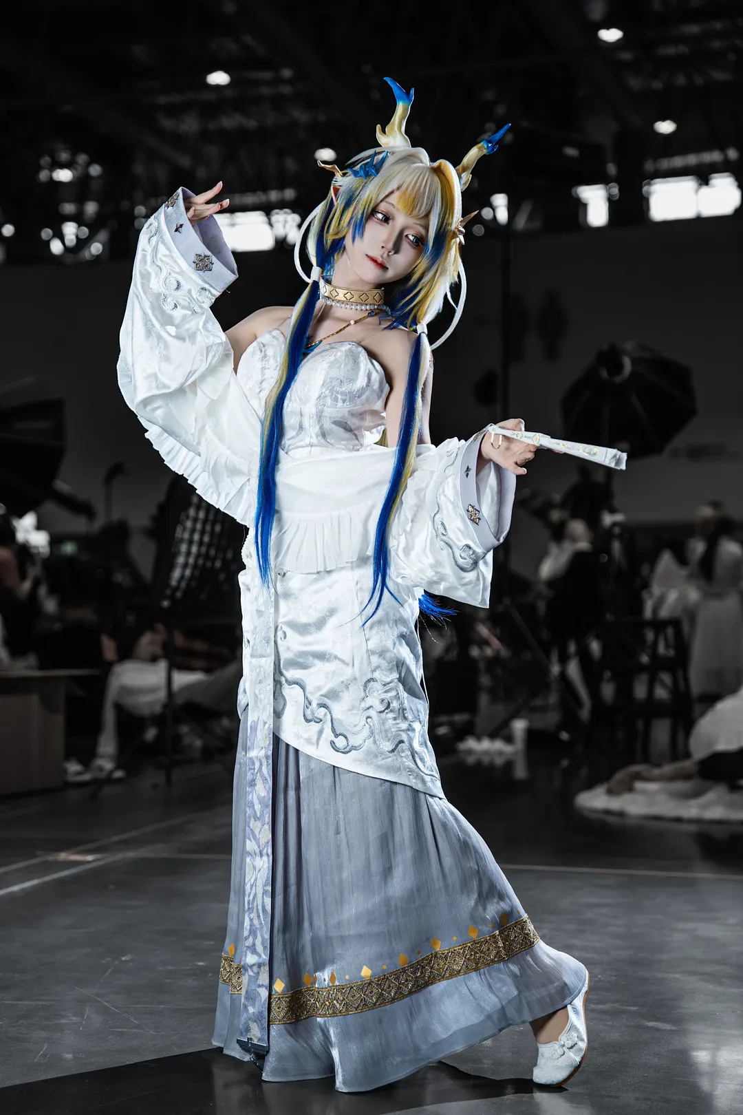 【黍cos】明日方舟漫展場照，藍金長髮與白藍長裙的視覺張力 - 第 8 張