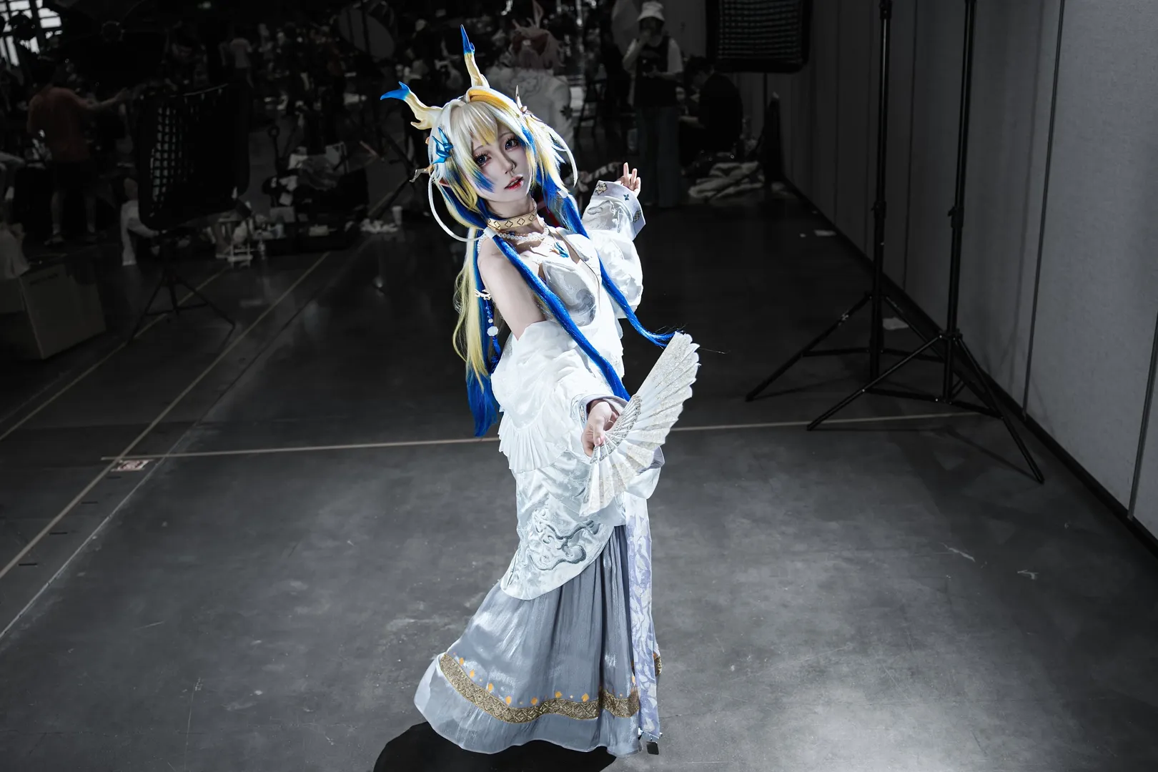 【黍cos】明日方舟漫展場照，藍金長髮與白藍長裙的視覺張力 - 第 9 張