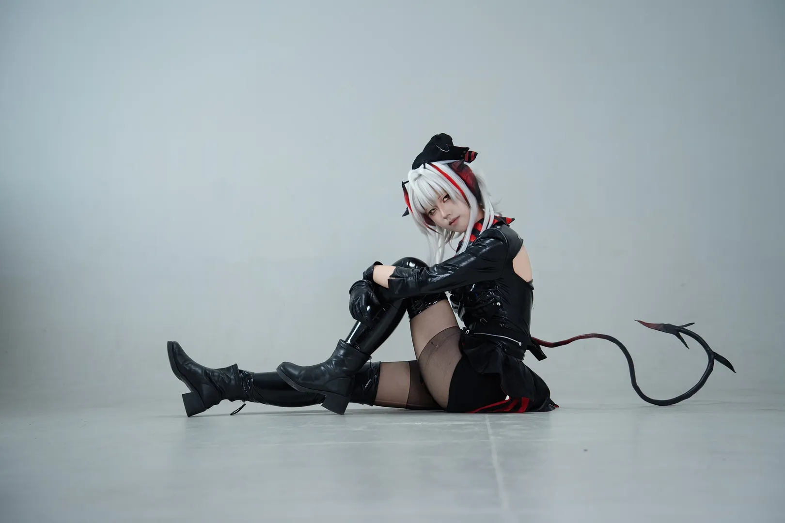 【维什戴尔cos】明日方舟怪盗维神白棚写真 - 第 6 张