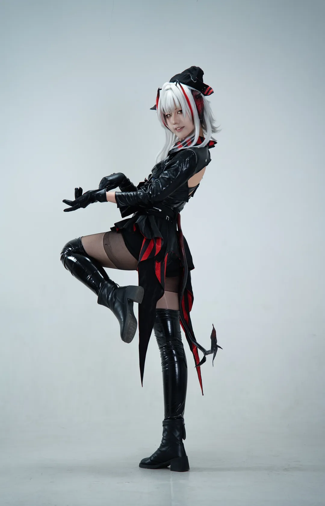 【维什戴尔cos】明日方舟怪盗维神白棚写真 - 第 9 张