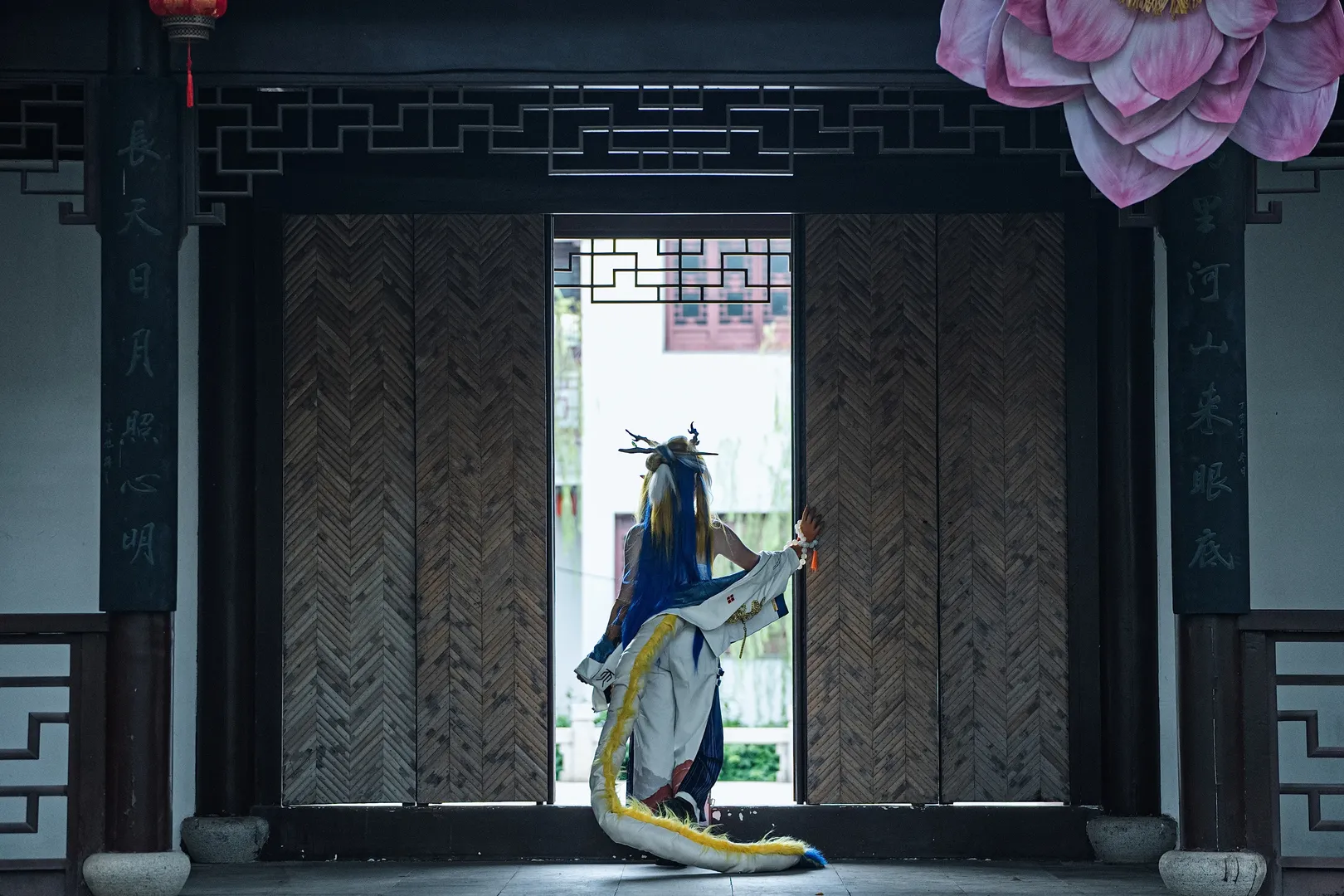 [Shu cosplay] Arknights Shu Photo set teaser, Back view killer under ancient architecture light and shadow - Image 1