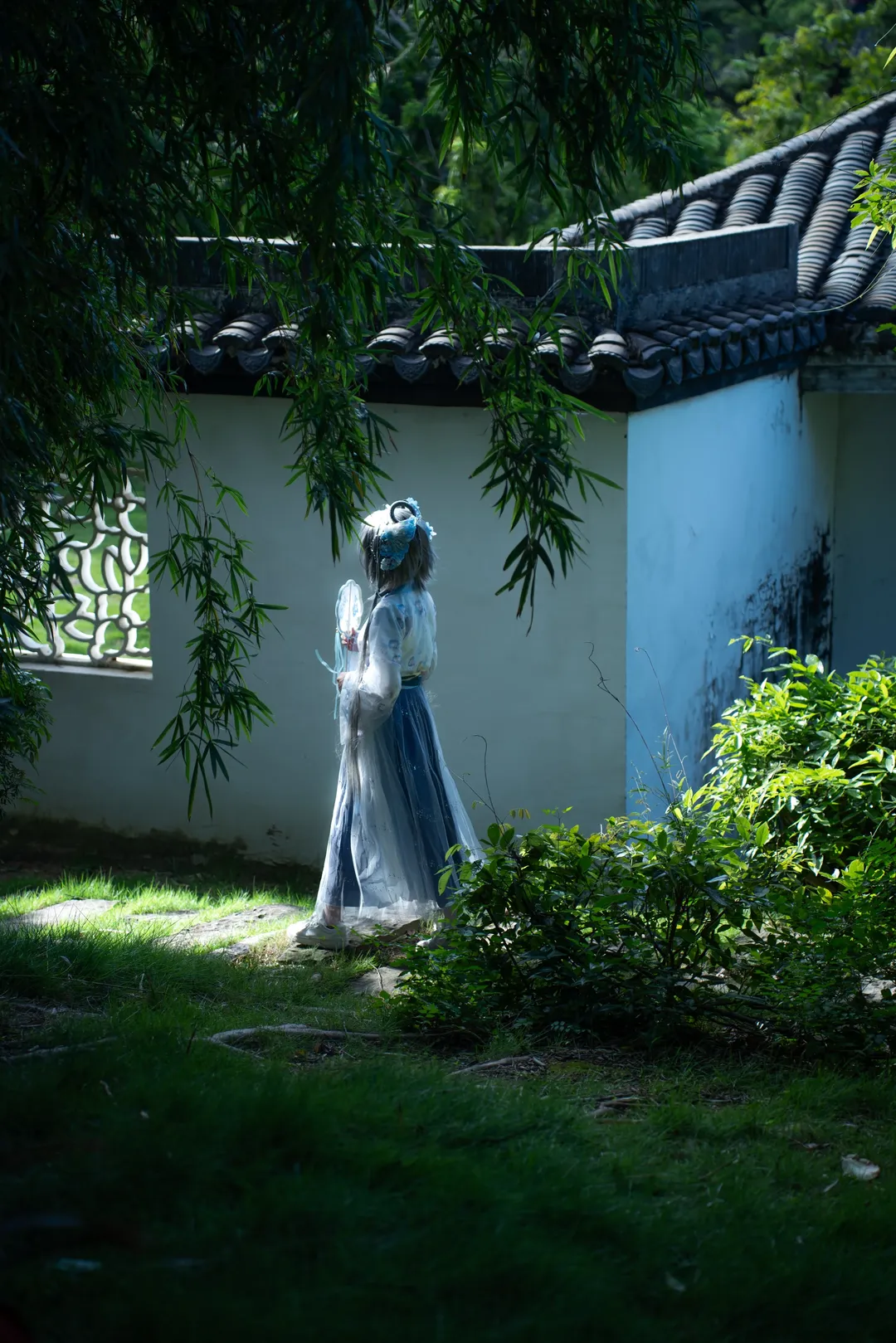 【洛天依cos】园林光影中的蓝白国风写真 - 第 4 张