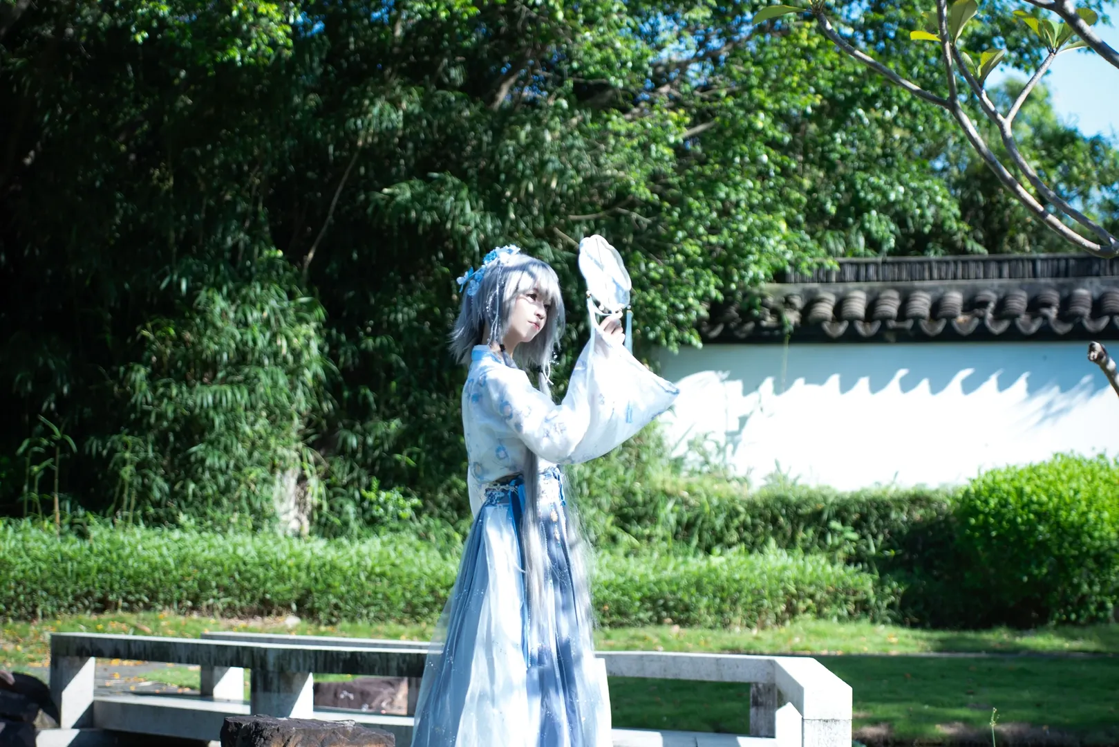 【洛天依cos】园林光影中的蓝白国风写真 - 第 5 张