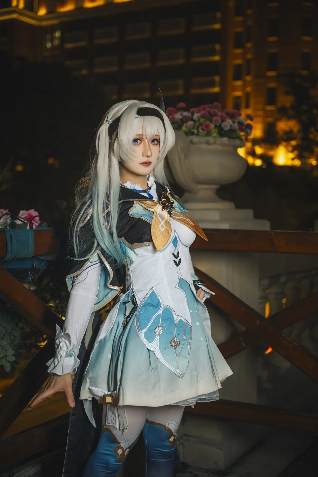 【流萤cos】崩坏星穹铁道：夜色下的银发精灵，妆面与光影的完美碰撞 - 第 1 张