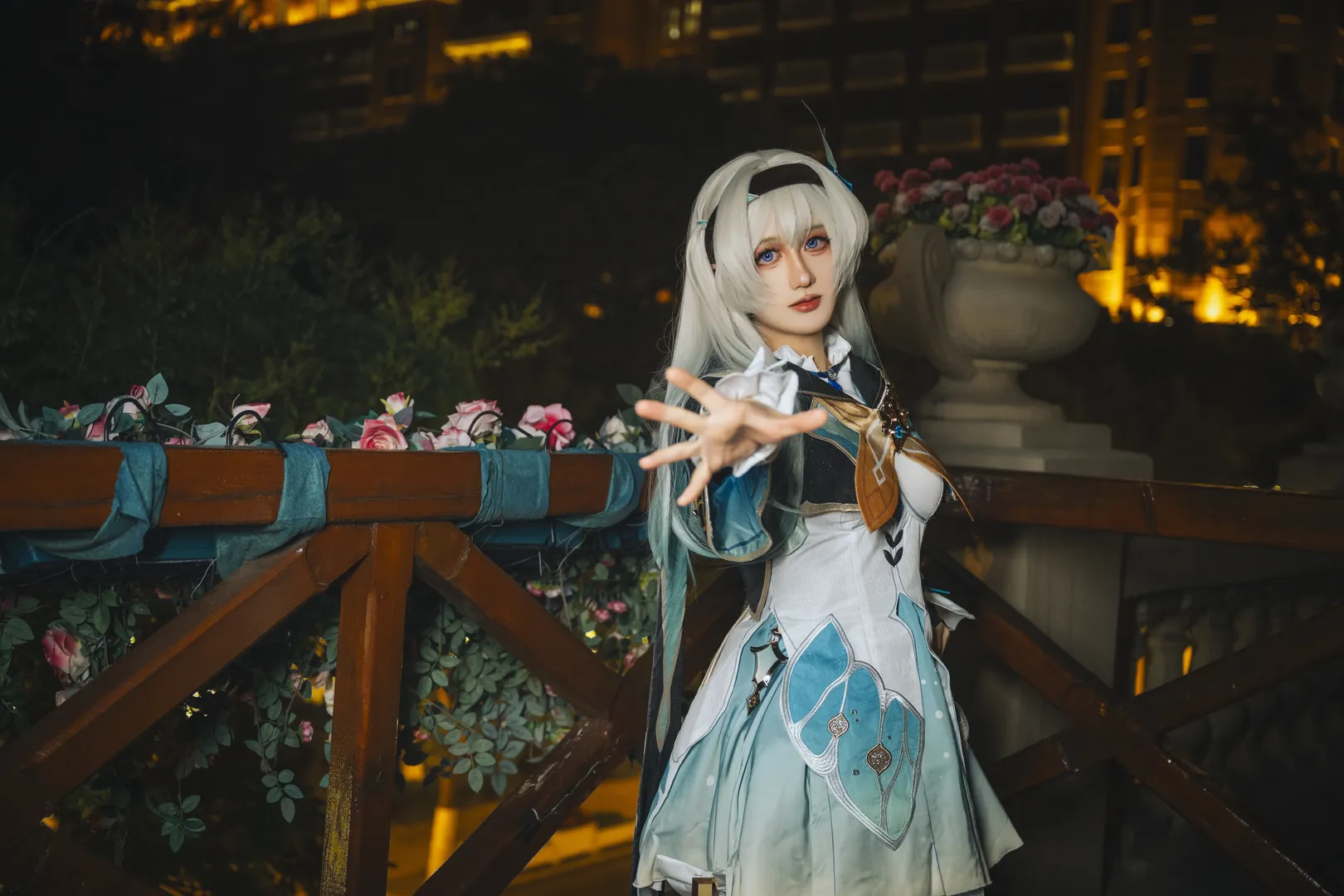 【流萤cos】崩坏星穹铁道：夜色下的银发精灵，妆面与光影的完美碰撞 - 第 2 张