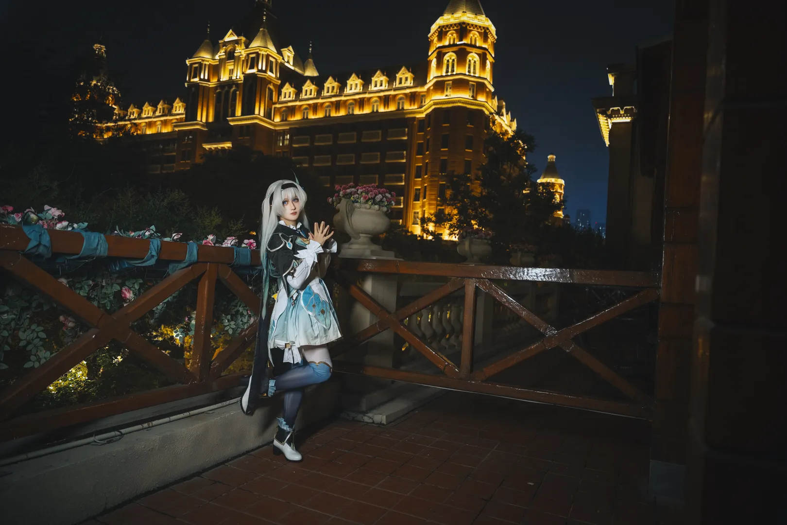 【流萤cos】崩坏星穹铁道：夜色下的银发精灵，妆面与光影的完美碰撞 - 第 3 张