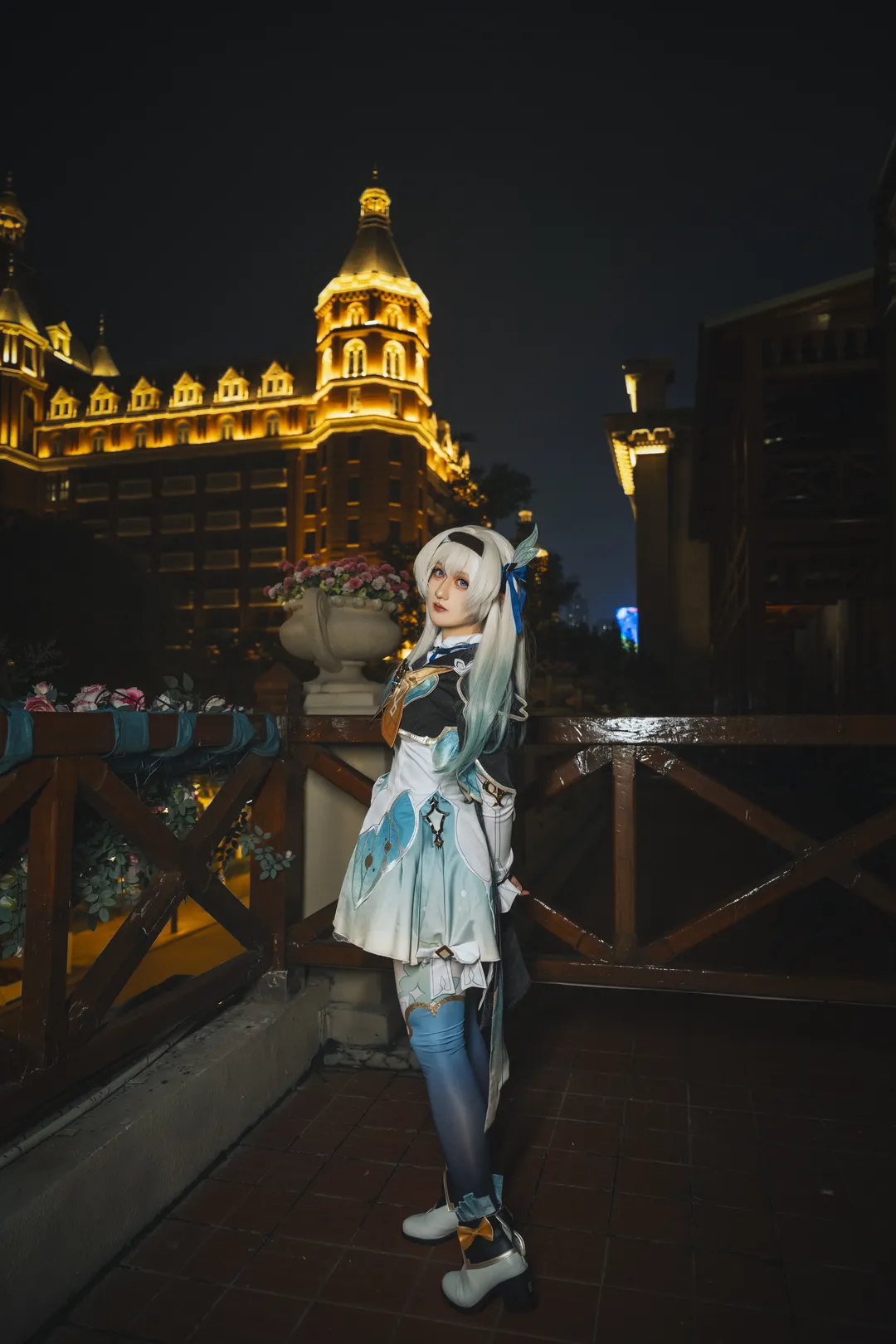 【流萤cos】崩坏星穹铁道：夜色下的银发精灵，妆面与光影的完美碰撞