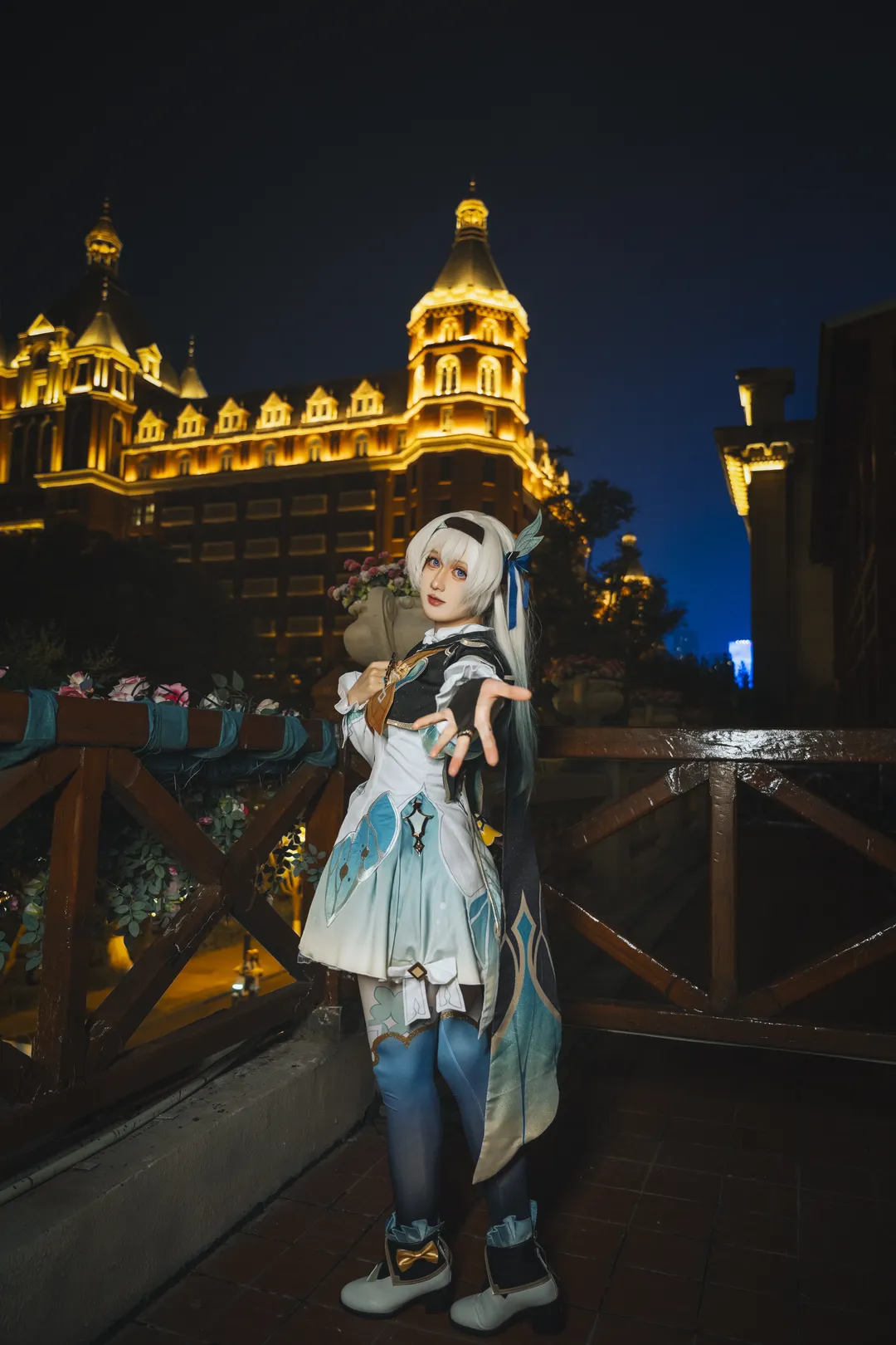 【流萤cos】崩坏星穹铁道：夜色下的银发精灵，妆面与光影的完美碰撞 - 第 5 张