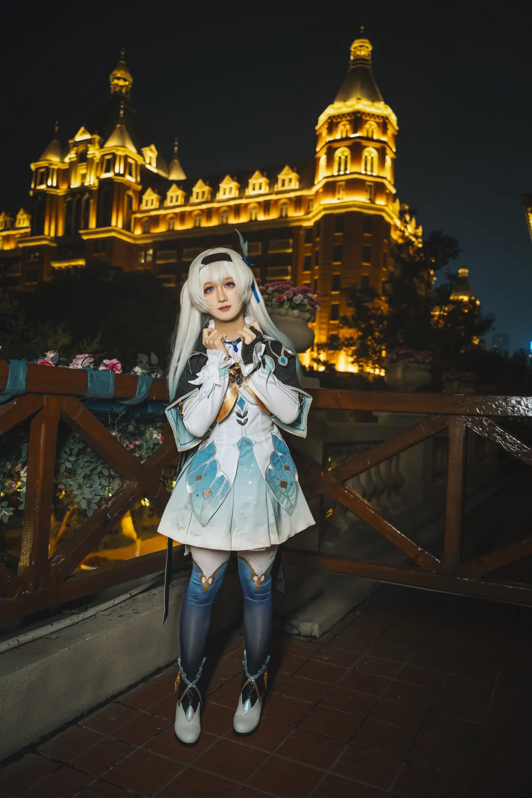 【流萤cos】崩坏星穹铁道：夜色下的银发精灵，妆面与光影的完美碰撞 - 第 6 张