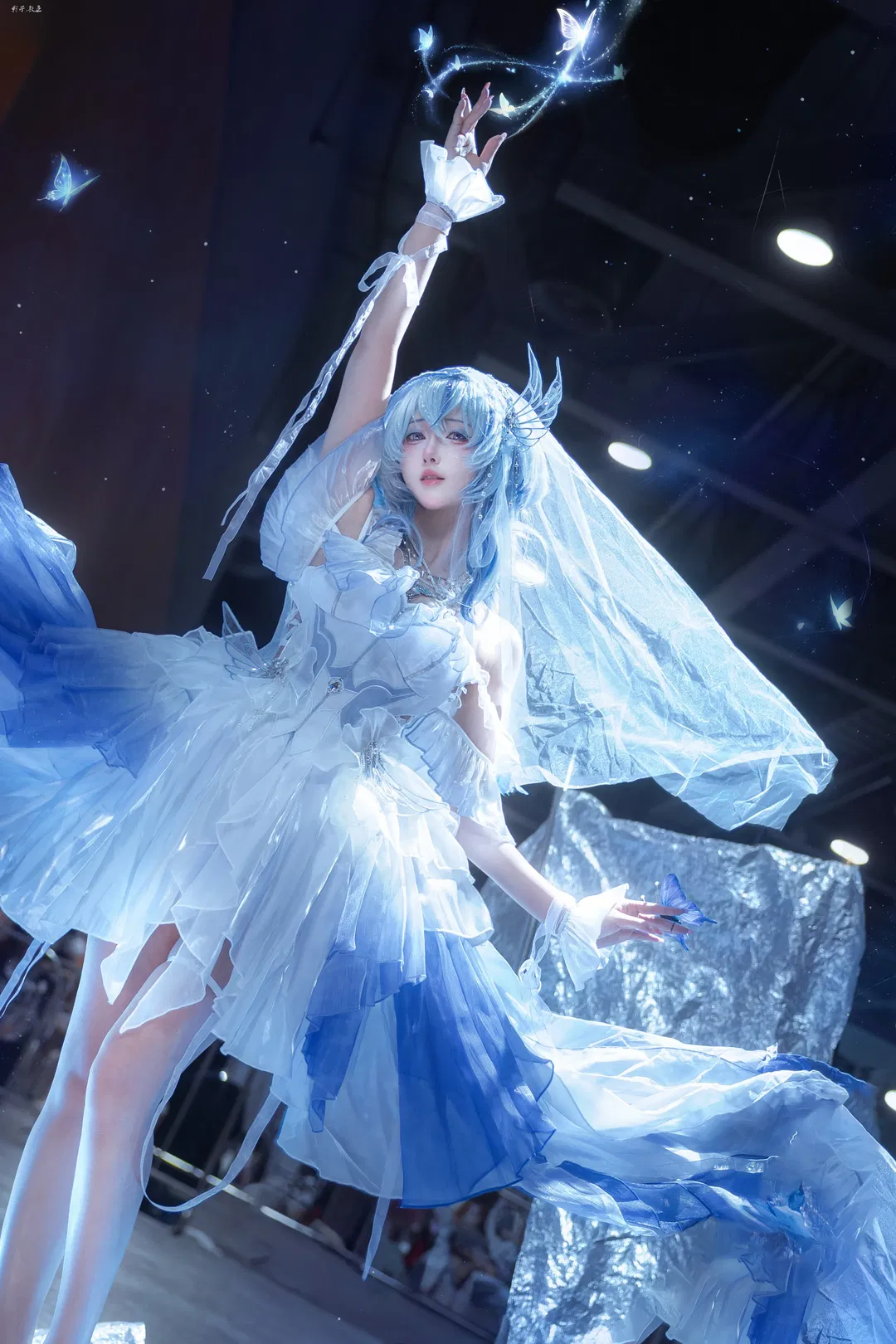 【守岸人cos】鸣潮花嫁，于漫展现场邂逅冰蓝蝴蝶 - 第 1 张