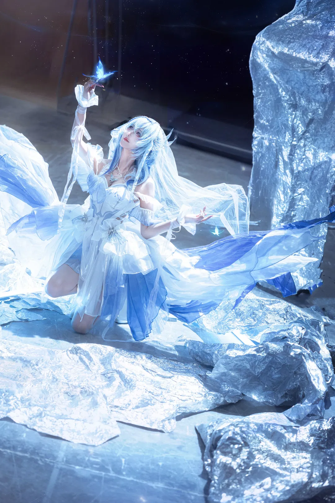 【守岸人cos】鸣潮花嫁，于漫展现场邂逅冰蓝蝴蝶 - 第 4 张