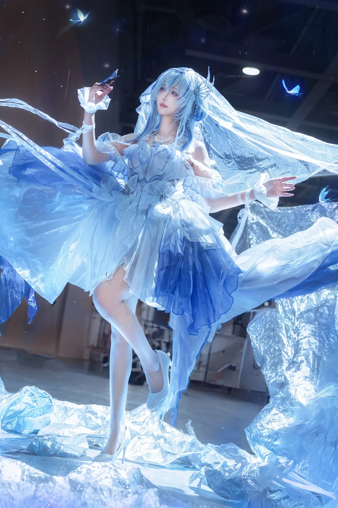 【守岸人cos】鸣潮花嫁，于漫展现场邂逅冰蓝蝴蝶 - 第 8 张