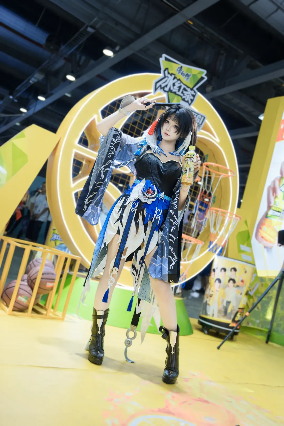 【秧秧玄翎cos】鸣潮展台下的雨天漫展记录 - 第 1 张