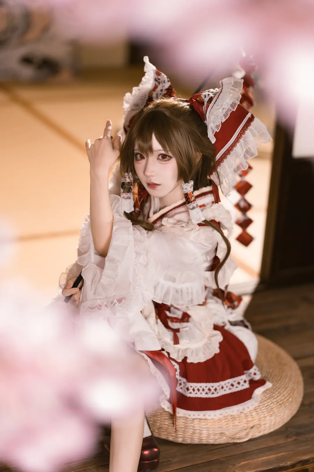 【博麗靈夢cos】神社裡的春日時光與紅白裙襬 - 第 6 張
