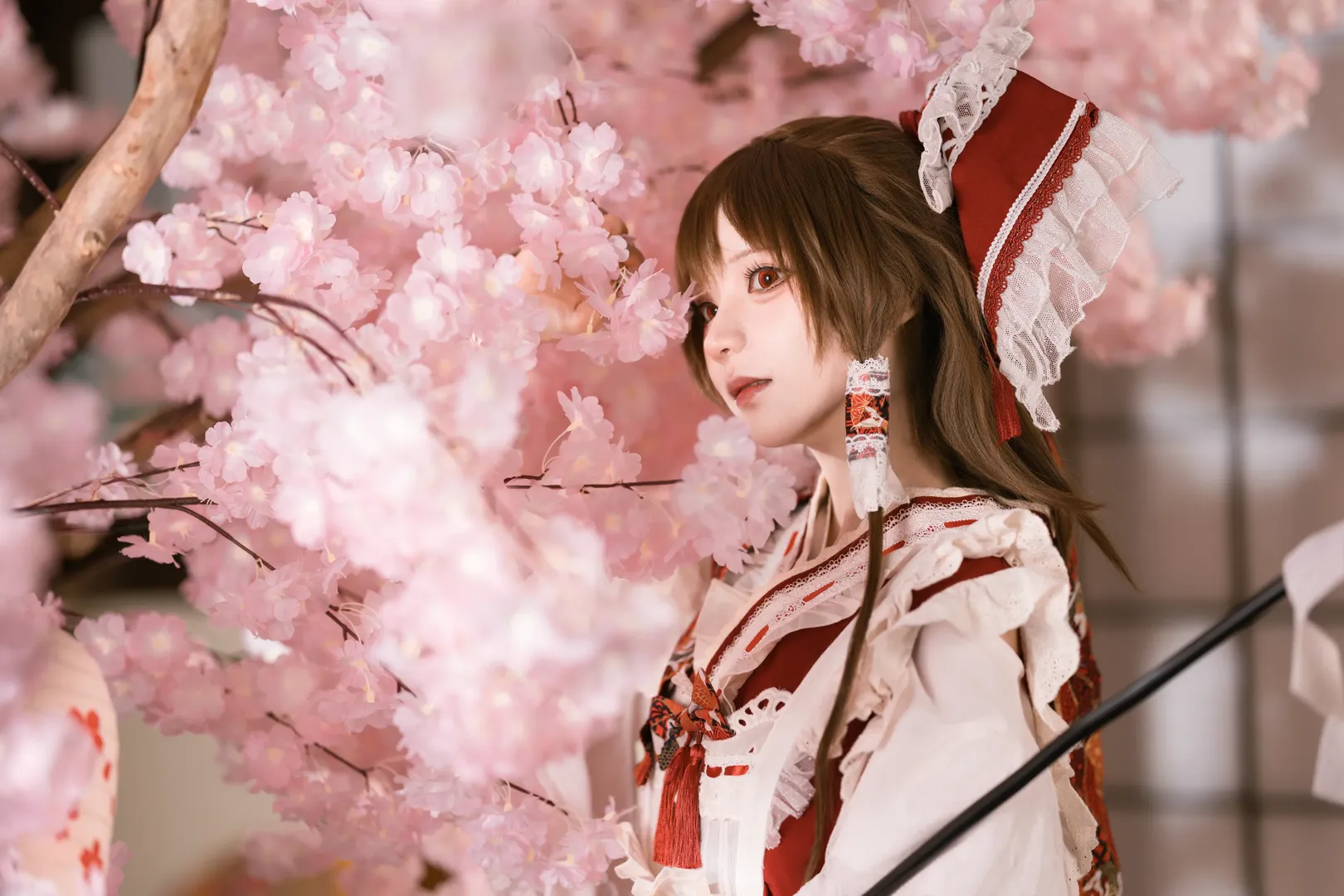 【博麗靈夢cos】神社裡的春日時光與紅白裙襬 - 第 8 張