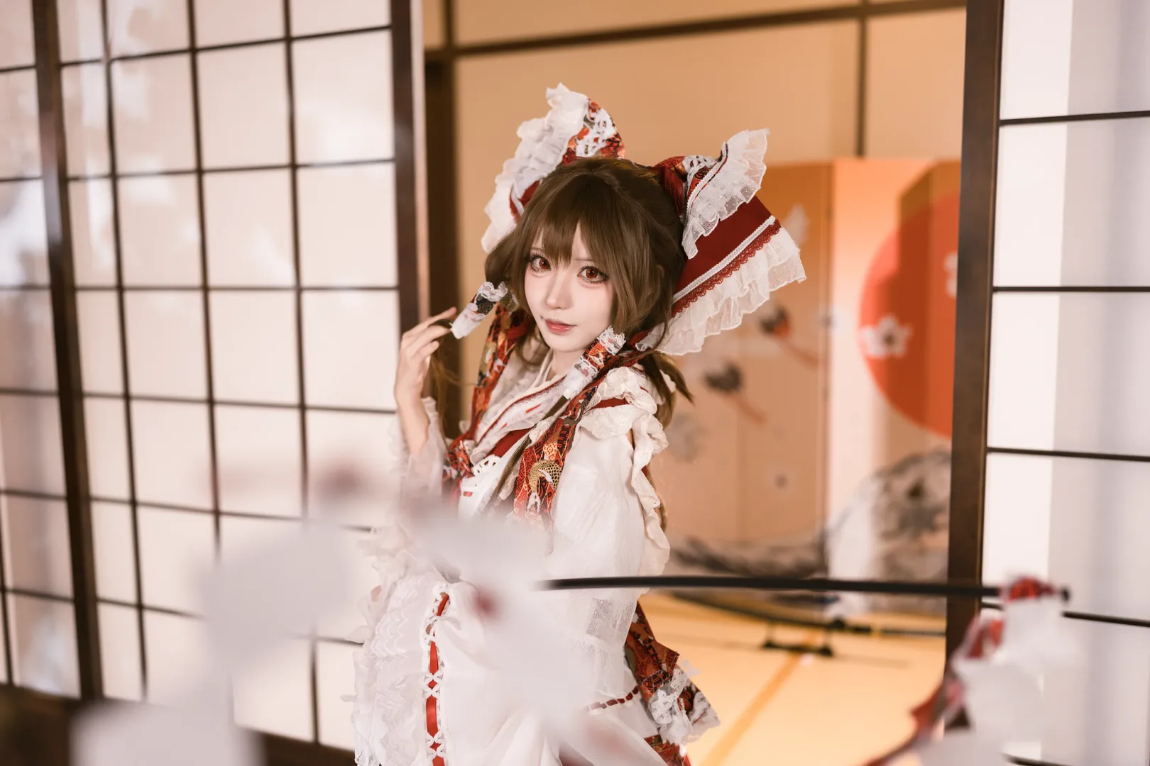 【博麗靈夢cos】神社裡的春日時光與紅白裙襬 - 第 9 張