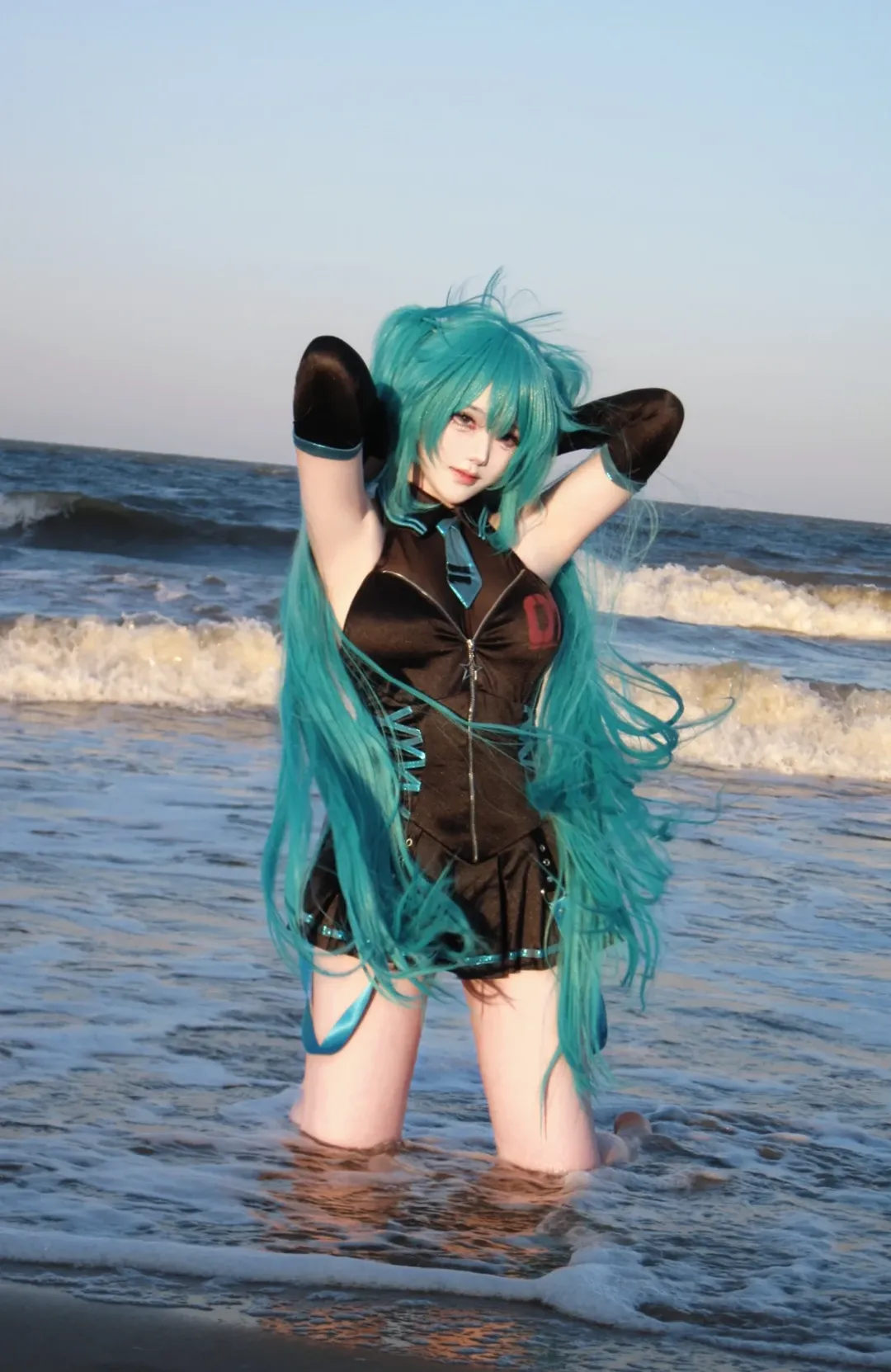初音cos 海边光影里的蓝色双马尾 - 第 1 张